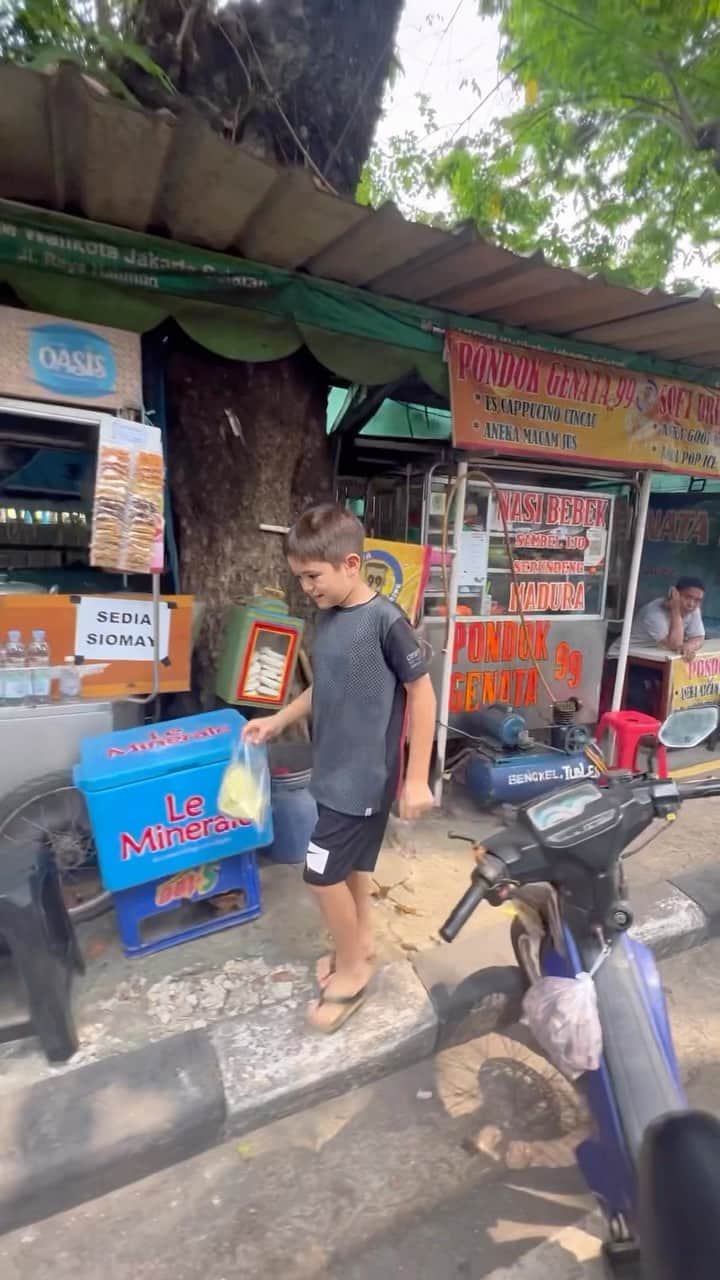 ジェシカ・イスカンダルのインスタグラム：「EL Barack jajan tahu bulet. Tahu bulet digoreng dadakan. 5k campur besar kecil dan otak2nya. Pakai bubuk keju dan saos. Tips : harus panas2! #elbarack #jajan #tahubulet #jakarta」