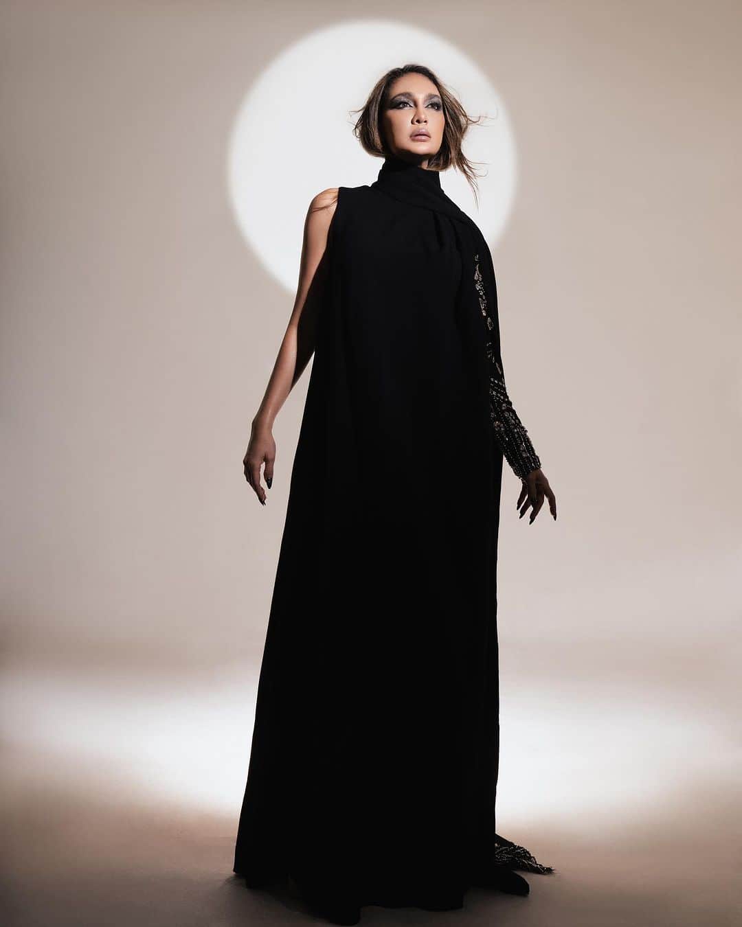 ルナ・マヤのインスタグラム：「MOTHER OF THE MOON  #STARRING @ lunamaya    Photographer @winstongomez #winstongomez  MUA @archangelachelsea  Stylist @jonathandytan  Hairstylist @shabura  Designer by @monicaivena  Nails @linneabeautybar_id  Cc  @novarossa211」