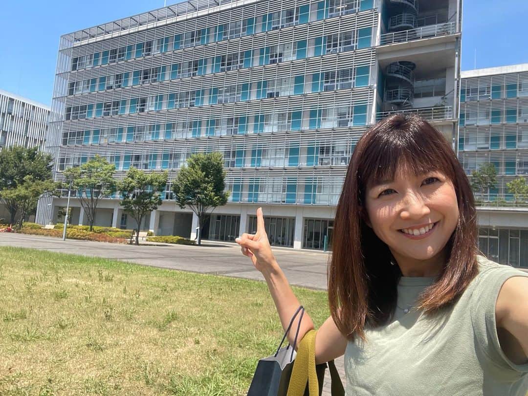根本美緒さんのインスタグラム写真 - (根本美緒Instagram)「大学の環境棟です☝️ いつも過ごしやすい柏の葉キャンパスですが、今日は激アツ。。 子供達が夏休みに入り全然研究が進まないので、先生とどーしても打ち合わせが必要でダッシュで来てダッシュで帰ります😅  引き続き熱中症に厳重警戒🚨  東京名古屋36℃ 大阪仙台新潟金沢那覇34℃ 福岡35℃ 札幌30℃  #ネモ天 #天気予報 #気象予報士 #東京大学 #大学院生」7月25日 13時32分 - nemotomio.official