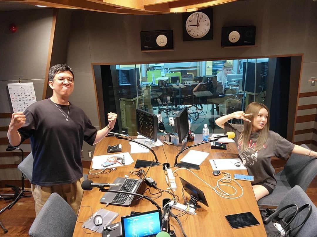 森藤恵美のインスタグラム：「暑い日に朝からhotにお届けしました🎙😎 オーディーでは、ベンチの思い出を話しました𐀦𐃄 いつか、"ベンチと私"というメッセージテーマでお送りしたいと思いました🪑笑 ちなみに私の思い出のベンチは、オーディーでも話してますが、新宿御苑のベンチです☺️笑」