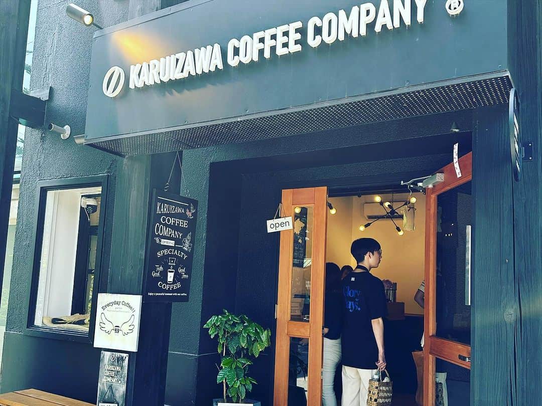 長野智子さんのインスタグラム写真 - (長野智子Instagram)「#旧軽井沢 でお散歩する方におすすめなのが、#KARUIZAWACOFFEECOMPANY ☕️ 店長の板倉さんも、スタッフの皆さんも爽やかで親切ですよ。アイス宇治抹茶カフェオレが美味しかったです💕  有名な #軽井沢会テニスコート の前です🎾」7月25日 13時38分 - naganotomoko