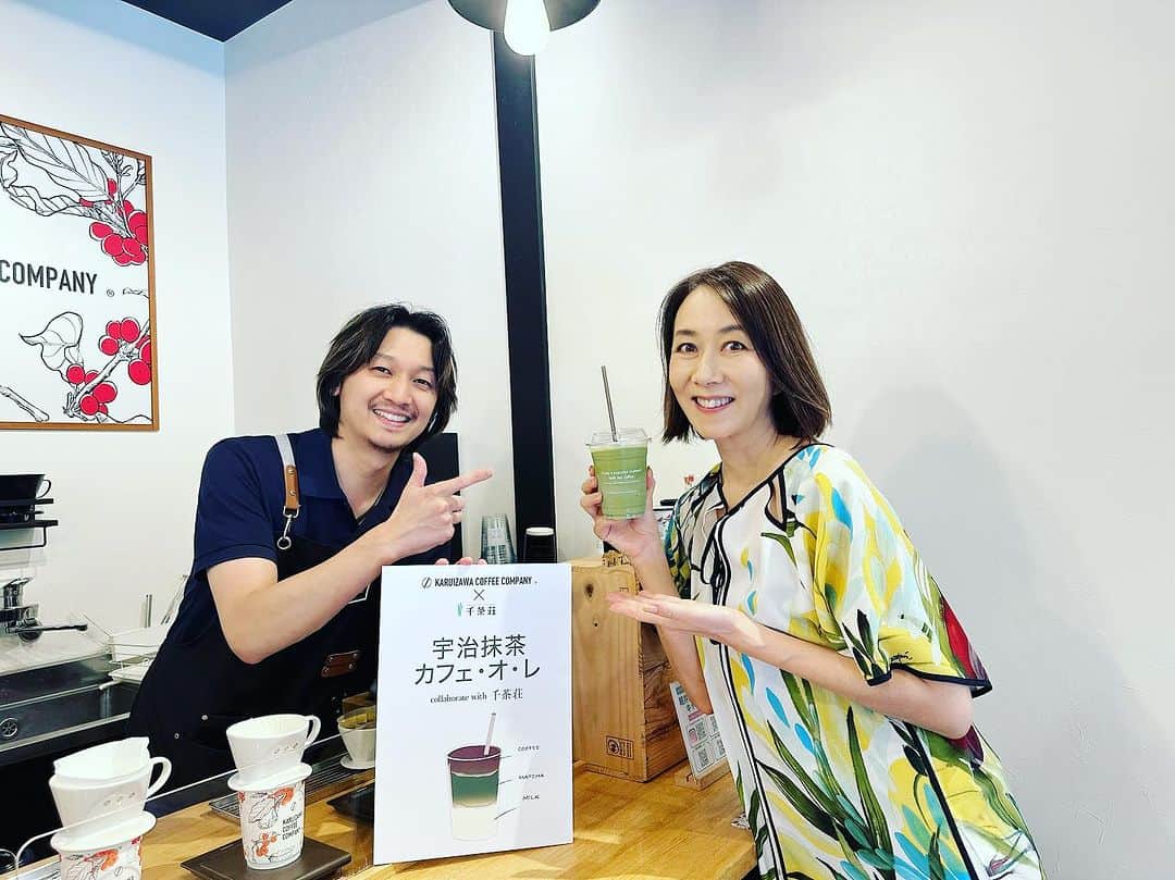 長野智子さんのインスタグラム写真 - (長野智子Instagram)「#旧軽井沢 でお散歩する方におすすめなのが、#KARUIZAWACOFFEECOMPANY ☕️ 店長の板倉さんも、スタッフの皆さんも爽やかで親切ですよ。アイス宇治抹茶カフェオレが美味しかったです💕  有名な #軽井沢会テニスコート の前です🎾」7月25日 13時38分 - naganotomoko