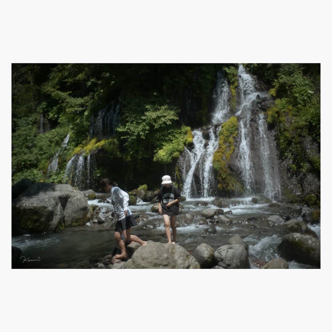 花澄のインスタグラム：「吐竜の滝。 めちゃくちゃ涼しかったな。 東京暑くて死んじゃうな。🫠  Leica M10-P summilux 35mm f1.4 2nd  #leica#leicam10p#summilux#summilux35#summilux35mm2nd#oldlens#オールドレンズ#tokyo#japan#oldlens_tokyo#花澄#kazumiphotography」
