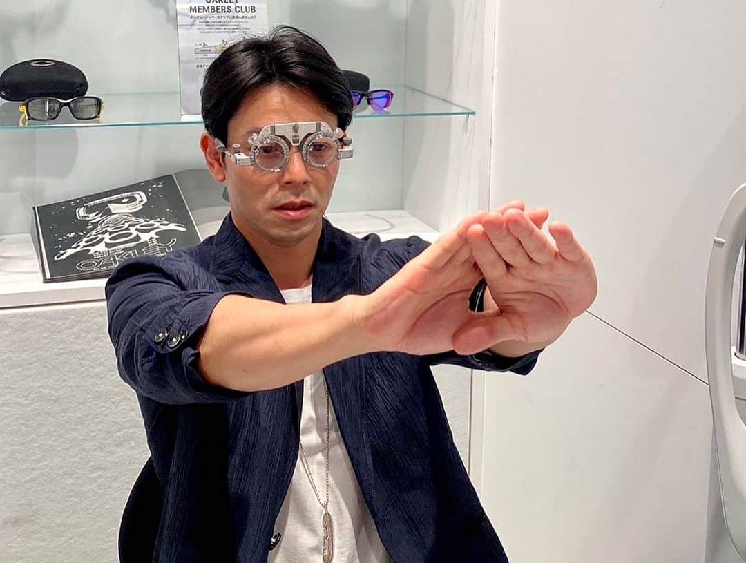 吉沢悠さんのインスタグラム写真 - (吉沢悠Instagram)「． 最近、視力がグッと悪くなり、新たに眼鏡を作ることに。 ． ． OAKLEY渋谷店で、しっかり目の検査をしていただき、自分に合うレンズとフレームを選んできました。 ． ． 新しい眼鏡、楽しみです。 ． OAKLEYのスタッフさん達は、いつも「陽」の雰囲気で、元気になります。 ． #oakley  #oakleyjapan  #眼鏡 #視力検査 #遠視 #乱視 #sports  #outdoors  #urban  #渋谷 #shibuya」7月25日 13時43分 - hisashi_yoshizawa