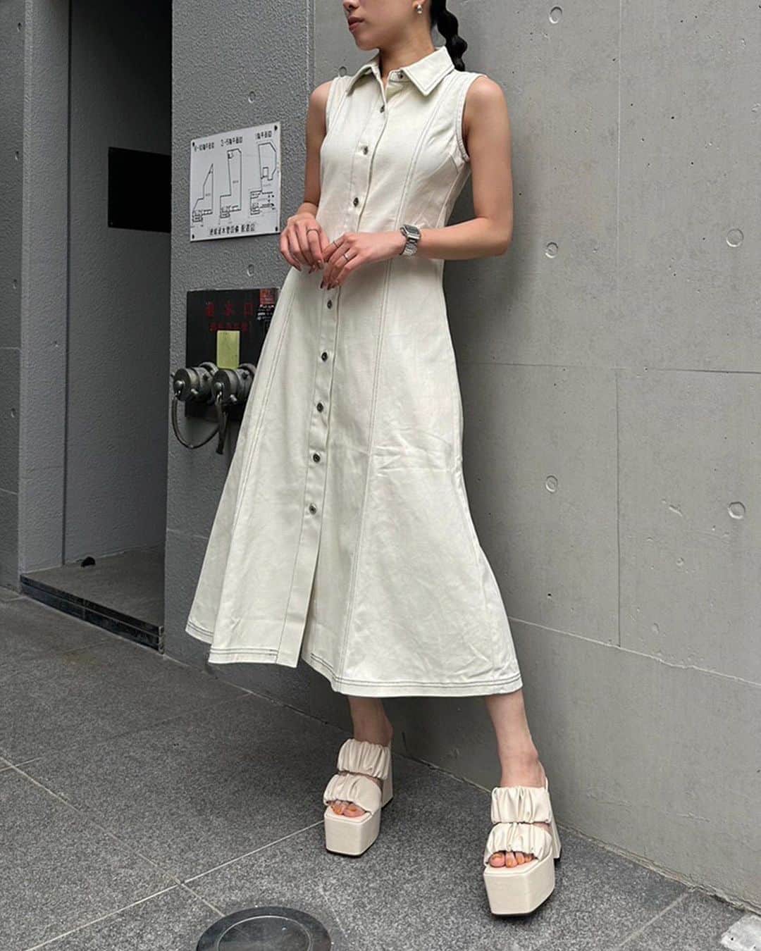 ENVYMのインスタグラム：「【comingsoon】 ⁡ ⁡ ✅ スイッチングツイルロングOP color / IVORY,BLACK SIZE / FREE ⁡ ■ポイント 美シルエットにこだわったツイル素材のロングワンピース。 ⁡ ■ディティール ステッチデザインが程よいアクセントになり1枚で様になること間違いなし！ ネオバボタンを使用している為デニムの様なカジュアルムードもありつつ、ノースリーブの程よい肌見せがヘルシーで夏にぴったりなロングワンピースです。 ⁡ ■スタイリング さらっとリゾート感を出して着用すると夏らしくgood! シルエットが綺麗なのでスニーカーやローヒールのシューズでもバランスよく着こなせます。 ⁡ --------------------------------- ⁡ SUMMER SALE開催中🔥 ぜひWEBSTOREをご覧ください❕ ⁡ ⁡ #envym #2023ss #summer」