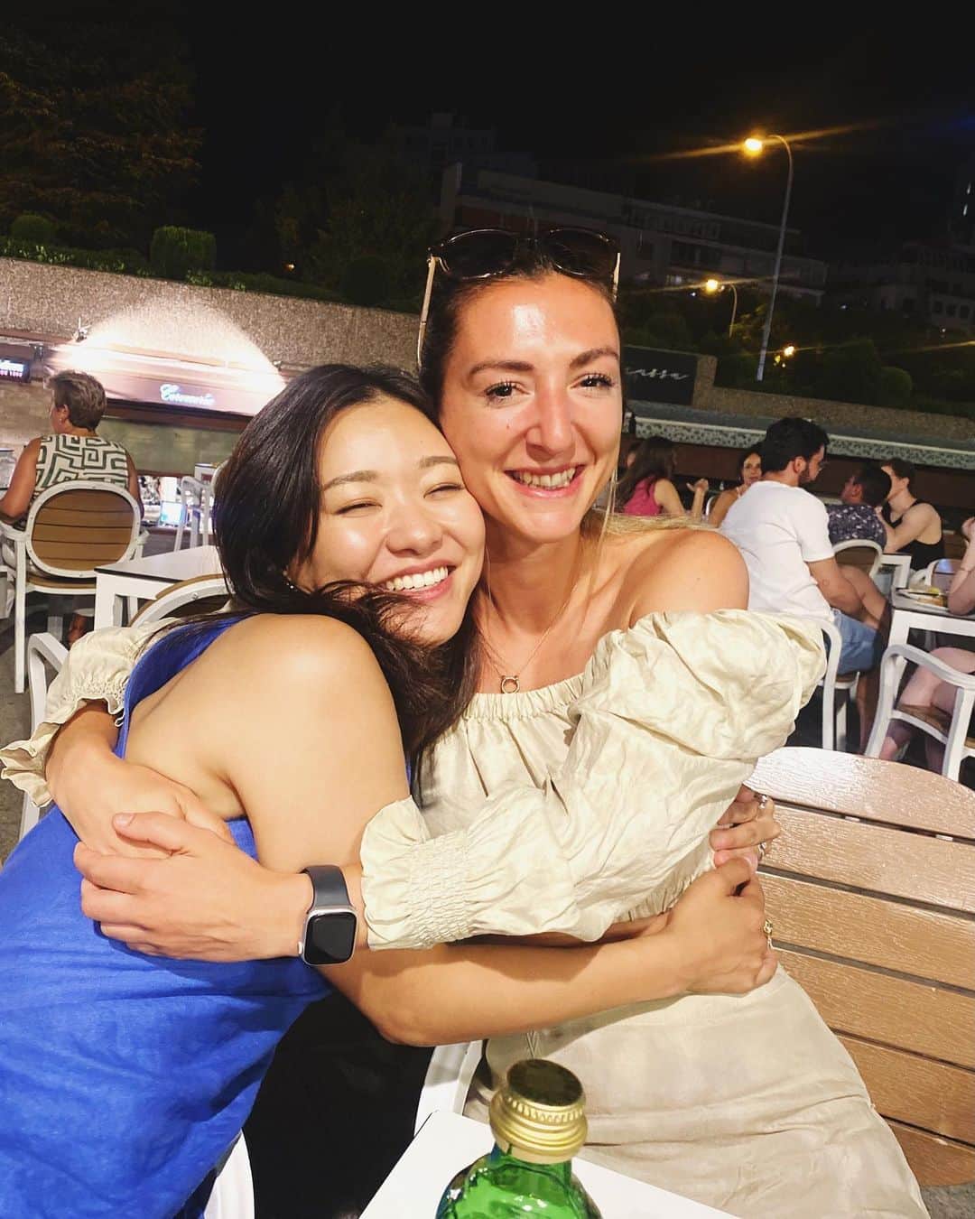 吉田知那美のインスタグラム：「・ Best roomie ever🫶  大好きなルームメイトに会いに カラッと暑い40℃のマドリードへ行ってきました。 5年前に一緒に暮らしたのはたった1ヶ月だったけど、 毎日一緒に学校へ行って、宿題して、一緒にご飯食べて 夜は寝る寸前まで踊って歌って遊んでおしゃべりして。 アイスクリームは今日までにしよう、 って呪文のように唱えながら毎日一緒にアイスクリーム食べてたあの夏は忘れられない夏。  まだまだ若い私たち。 またいつか、一緒にどこかの国へ留学して 一緒に住もうねと約束して帰ってきました。  Love you darling❤️and happy birthday!」
