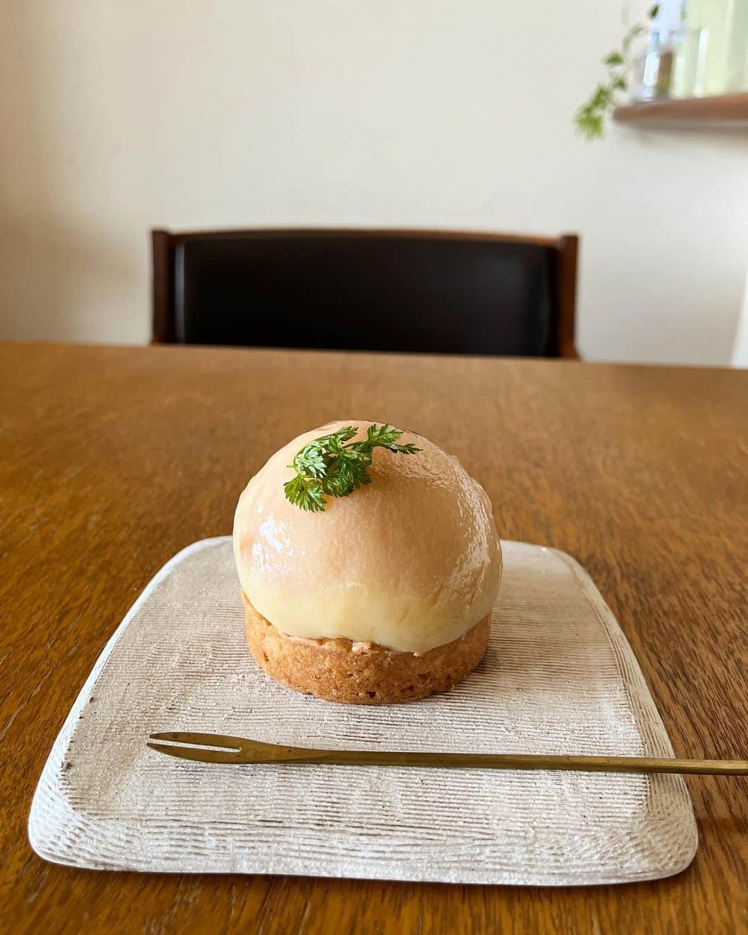 福田葉子のインスタグラム：「これこれ、夏はこれ食べなきゃね。オテルドスズキの白桃タルト @hotel.de.suzuki.atre 。 ほぼ丸ごとの白桃のつるん、ぷりんとしたフォルムがたまらん。瑞々しくてジューシーで、生で食べるよりおいしい。硬めのサクサク生地も好み。 これと、メロン🍈ショートケーキが我が家の夏の大好物。メロンは、某ホテルのサツキのスーパーショートケーキにも負けない美味っぷり。夫婦で取り合いながら食べちゃったので写真なし…笑。 駅ビルに出店してくれてありがとう、といつも思いながらいただきます。夏！ #peach #peachtart #sweet #sweets #delicious #yummy #foodie #summer #love #hoteldesuzuki #夏　#定番　#桃　#桃スイーツ #桃タルト　#白桃タルト　#オテルドスズキ　#おいしい　#大好き　#メロンショートケーキ　#甘いもの」