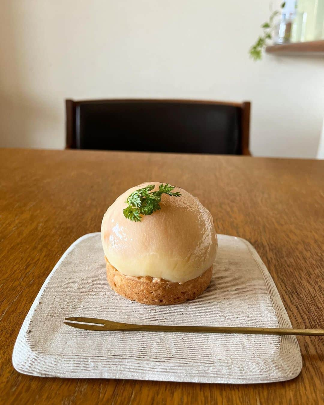 福田葉子さんのインスタグラム写真 - (福田葉子Instagram)「これこれ、夏はこれ食べなきゃね。オテルドスズキの白桃タルト @hotel.de.suzuki.atre 。 ほぼ丸ごとの白桃のつるん、ぷりんとしたフォルムがたまらん。瑞々しくてジューシーで、生で食べるよりおいしい。硬めのサクサク生地も好み。 これと、メロン🍈ショートケーキが我が家の夏の大好物。メロンは、某ホテルのサツキのスーパーショートケーキにも負けない美味っぷり。夫婦で取り合いながら食べちゃったので写真なし…笑。 駅ビルに出店してくれてありがとう、といつも思いながらいただきます。夏！ #peach #peachtart #sweet #sweets #delicious #yummy #foodie #summer #love #hoteldesuzuki #夏　#定番　#桃　#桃スイーツ #桃タルト　#白桃タルト　#オテルドスズキ　#おいしい　#大好き　#メロンショートケーキ　#甘いもの」7月25日 13時49分 - yoyoyokoko