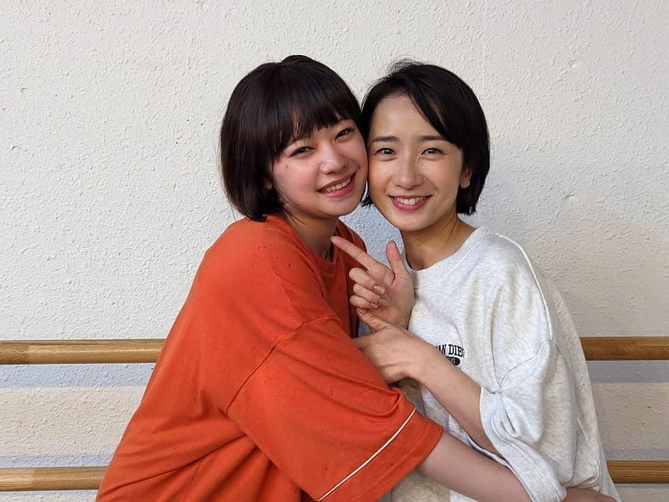 映美くららのインスタグラム：「. 本日深夜0時35分〜 フジテレビ「リズム」 いよいよ最終回。  皆んなのダンスシーン必見です！  夏にぴったりな爽やかな作品 少し勇気を出して明日誰かと触れ合ってみよう、そう背中を押してくれる、個人的にもお気に入りの作品でした。  3話でマイちゃん（岡本圭人くん）とタメ（吉柳咲良ちゃん）が、オジ（岡部たかしさん）を尾行するダンスシーン好きだった♪ 皆んなほんとにずっと踊って踊ってまた踊って頑張ってたんです。 皆んなのステージ最後まで見届けて頂けたら嬉しいです。  #リズム」