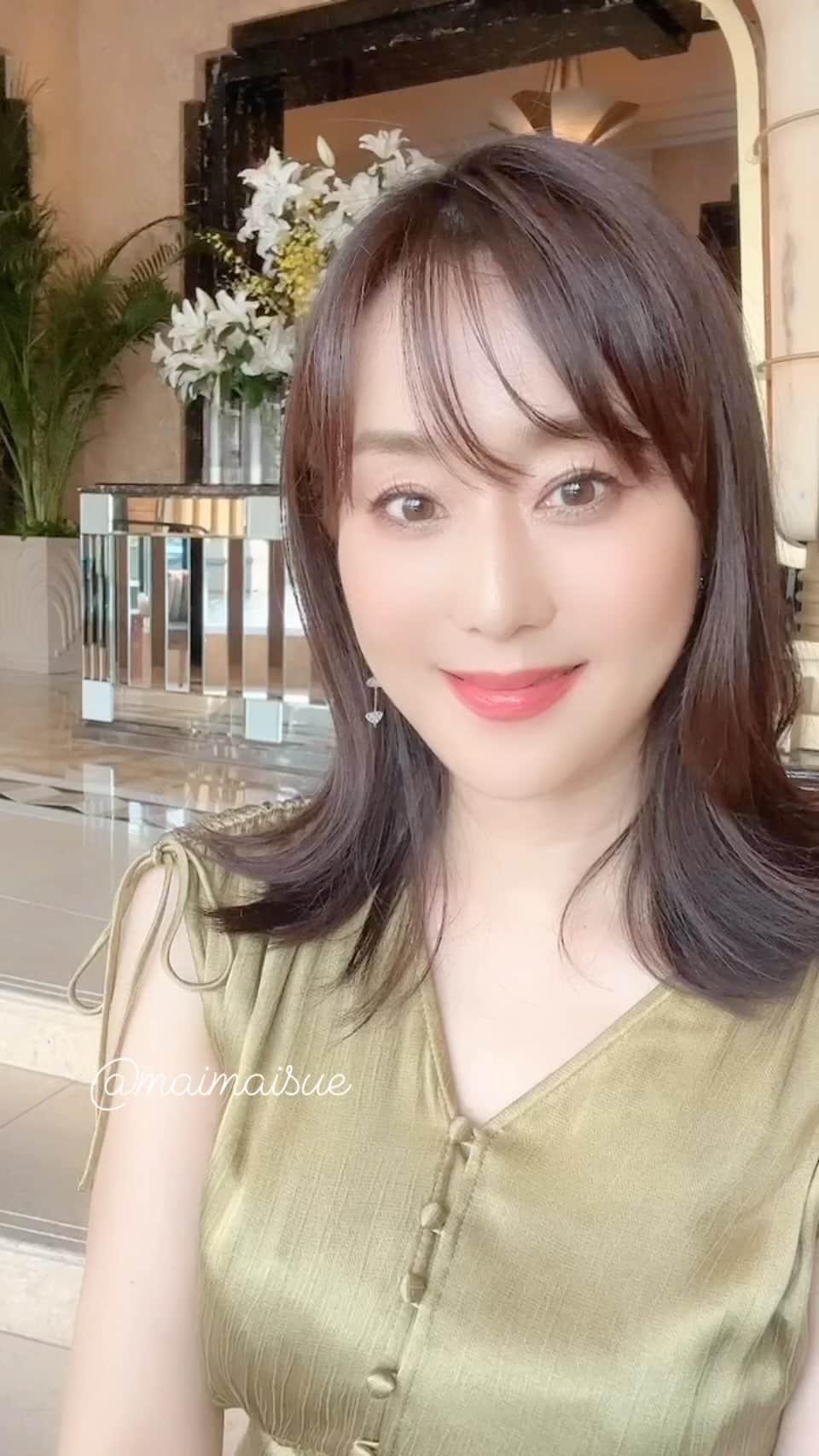 村上麻衣のインスタグラム：「毎日暑すぎますね☀️ ここはとても涼しかったです。   10年前の夏休み、ふと1人でNYに旅に出ました。  その時ずっと、ラナ•デル•レイのVideo Gamesを聴いていて。 飛行機から1人で夏のNYの夜景を見た感動の瞬間も、 その音楽が流れていて。  勝手に「1人でいる夏といえばラナ•デル•レイ」という気が、今でもしています。  ともこに会いに💚 @tmk.crystal  #東京 #tokyo#東京ベイコート倶楽部」