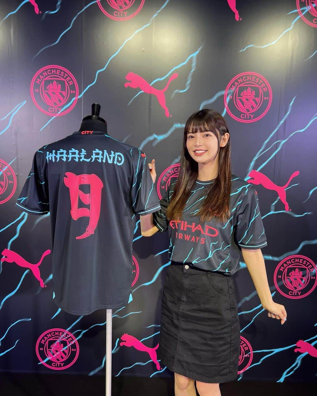 あやてん（島田彩加）のインスタグラム：「📣  なんと、Manchester City 23-24 3rd kitを世界公式発表より先にお披露目させていただける権限をいただきました(まじで謎すぎ)  というわけで、お披露目会にお邪魔させていただき、一足お先に3rdユニフォーム着用させていただきました！  めちゃくちゃかっこいいんだが？！？！😭😭🩵🩵🩵🩵  お披露目に来た選手たちの写真も後からまた投稿します、、！！！奇声あげてしまいました  世界発売・発表は今日の16時(日本時間)ですが、プーマストア原宿キャットストリート店では本日14時から先行発売しているみたい！  一足お先にチェックしてみてね！  Believe it or not, I've been allowed to reveal the Manchester City 23-24 3rd kit before its official announcement (Don't ask me why).  Anyways, I attended the unveiling event and got to wear their third uniform before its release!  It looks so cool, right? 😭😭🩵🩵🩵  I'll upload more pictures later, but when Mancity players showed up in front of me, I couldn't help but scream in excitement.  The worldwide release is at 4:00 P.M. JST today, but it appears PUMA Store Harajuku Cat Street will get an early head start, selling it at 2:00 P.M. today!  #mancity  #mcifanz  #mcfc  #manchestercityfc  #manchestercity #ctid  #マンチェスターシティ  #맨시티  #풋살  #サッカー観戦  #ユニフォーム女子 #サッカー女子」