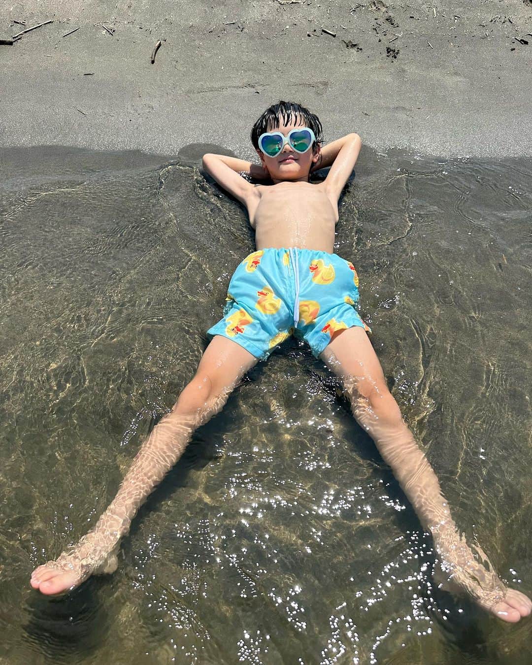 山脇充さんのインスタグラム写真 - (山脇充Instagram)「そういえば小学校の夏休みって果てしなく楽しかったよなぁ〜  一回一回頭も体も砂まみれにしてから海に入るのがルーティンらしい  #youtube #やまわきくん家 #6歳 #小学一年生」7月25日 14時03分 - ninninyamayama