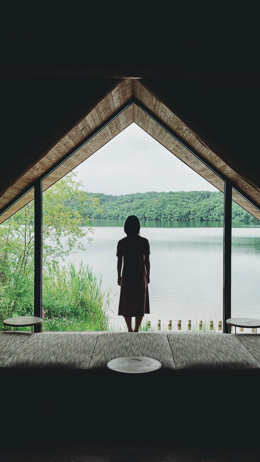 wacameraのインスタグラム：「先日、大阪の暑さから逃れるため娘と北海道に2人旅してきました。 3泊の旅の1泊は界 ポロトに宿泊。 生まれて初めての経験が素晴らしすぎて聞いて欲しいことがたくさん。  ポロト湖の湖畔にはウポポイという施設もあって、ここはアイヌの歴史を知ることができる博物館。北海道といえば鮭を咥えた木彫りの熊！だと思うんだけどあれは実はアイヌの人々が生み出したものって知ってた？私は初めて知った…🐻 そんなアイヌへリスペクトし、当時の文化を館内の至る所に散りばめた界 ポロト。動画の中にも出てくる三角屋根の温泉はアイヌの人々の建造物から得た形で、ロビーにある円形の暖炉も当時の人たちが火を囲んで憩ったことにちなんでる。 個人的にこの土地に根付くものが本当に興味深く歴史を掘り下げて知りたいと思いました。  ポロト湖は札幌へも小樽へもアクセスが良く、今回は行かなかったけど支笏湖や洞爺湖にも近いから1日ドライブであちこち巡ることもできる場所。 夜は娘と感動した「ふわふわなのに腰が沈まずまるでお布団のようなベッド」で長距離ドライブの疲れがすっきり癒やされました。 日本全国にある界の宿泊施設に同じベッドが採用されているらしく、個人的に過去1番寝心地が良かった…！ 腰痛持ちな私は柔らかいベッドが苦手。どうしても腰が痛くなっちゃうから🥺この快適なベッドは日本ベッド製造株式会社のものらしく、後日ショールームにも行って色々体験してみたので、またリールでアップしたいと思います！  ただ泊まるだけはなく、寛ぎと好奇心をくれる界 ポロトはお気に入りの場所となり、またいつかの折に家族で宿泊したいなと思ってます。」