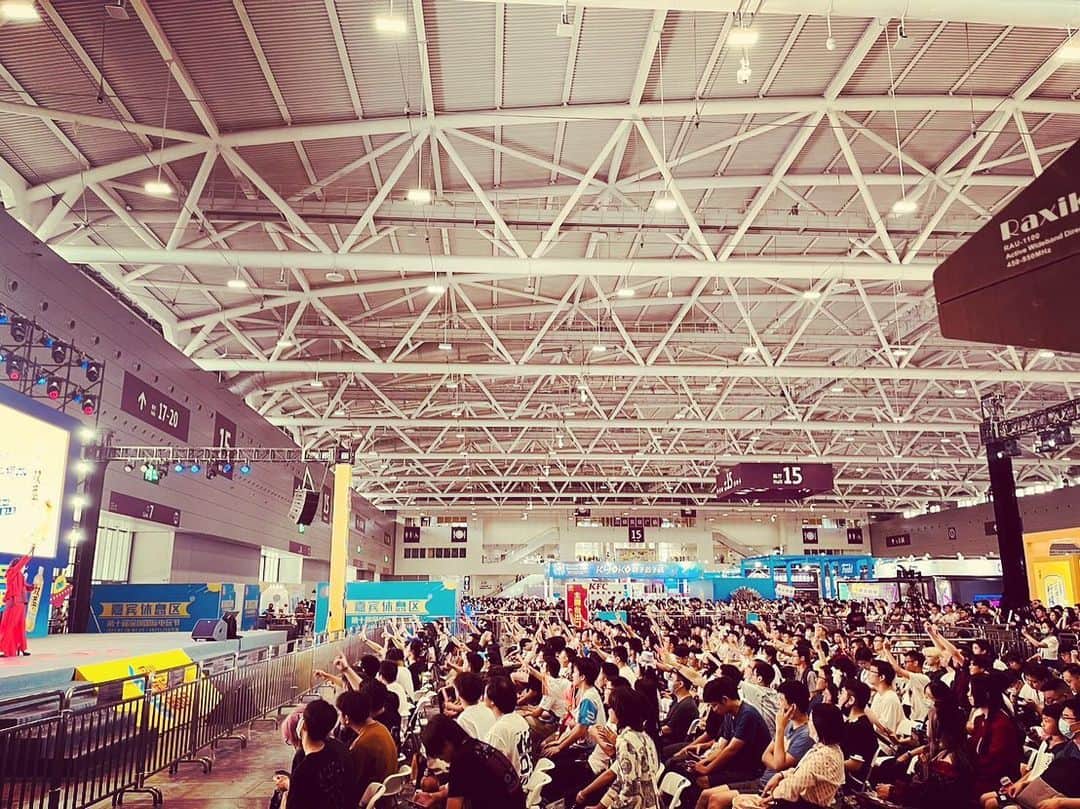 奥井雅美さんのインスタグラム写真 - (奥井雅美Instagram)「中国は深圳へ二泊三日で行ってきました✈️ 時差は１時間なので身体も楽でした☺︎ 深圳は香港の隣になるので、いつも香港空港から🚗で入国します。 なかなかこれが混み合うのですが、 行きのがやはり大変かな？帰りは割とスムーズでした。 「深圳国際ゲームショー」と言うイベントでしたが１０年目だそうです。おめでとう御座います🎊 また歌いに行きますっ ホテルと会場しか行かなかったけども朝ごはんも、ディナーの🍽️本場の中華も美味しくて😋 ご馳走様でした。 サイン会も少しお話しができてよかった✨ 帰り、お土産や免税店をみてましたが円安の影響と、世界的な物価高？でお菓子の値段もえらいことになってました　笑 ポテチみたいなのが日本円で1900円くらいで　笑 箱入りクッキー🍪は小さいので4000円とか。 旅をすると、やはりマクロな視点であれこれ観れるのがよいね❤️ そりゃ海外の方々は日本に遊びにくるよな、、、って妙に納得でした。  さて。 8/19のファンクラブランチパーティーは31日〆切です。 デビュー日の前々日ですが、30周年の今年はこれもまた特別な時間になると思います。いろいろ企画練っとりますので奮ってご参加ください🐣🤍  写真は深圳国際ゲームショーステージ、サイン会、あとは街並みに香港の空港です☺︎」7月25日 14時04分 - masamiokui
