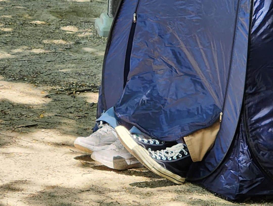 ソン・スヒョンさんのインスタグラム写真 - (ソン・スヒョンInstagram)「초여름 만났던 석쥬와 맹쥐쓰. 아이묭과 찰나, 사려깊게 놓여진 우산, 텐트는 든든했다. 간극을 메우자 #우리철봉하자」7月25日 14時09分 - sohnsuhyun