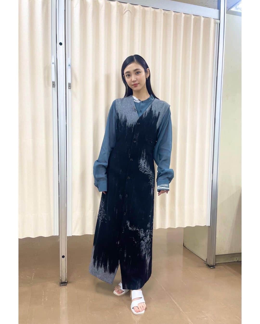 山谷花純のインスタグラム：「あさイチのお洋服&ヘアメイク♪  stylist @stylist_misakitakahashi  hair&make @shiori_nagata   ワンピース&シャツ　@ys_theofficial  靴　@alm._official  ピアス左&リング　@garni_official  ピアス右　　@l.a.h._official   明日の「らんまん」もお見逃しなく🌱  #あさイチ #山谷花純 #朝ドラらんまん  #ys #styling #hairmake」