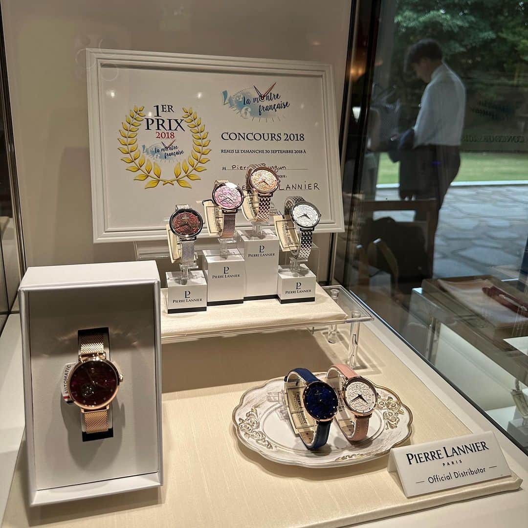 守永真彩さんのインスタグラム写真 - (守永真彩Instagram)「. . 先日、フランス大使公邸に行ってまいりました🌿 (今月2回目🧚🏻‍♀️)  🇫🇷フレンチ ウォッチ＆ジュエリー デイズ 展 FRENCH WATCHES & JEWELRY DAYS IN TOKYO   🕰️🕰️🕰️ フランスで腕時計の都と称される、スイスにほど近いフランシュ・コンテ地方のブザンソン。 ブザンソンの時計産業を受け継ぐフランスブランドが集結しておりました。  私が装着してる腕時計は @pierre_lannier_jp  ファッションに取り入れやすいシンプルかつ洗練されたデザイン✨ しかも腕も華奢に見えるので普段使いしたくなる時計でした😊 お値段も比較的リーズナブル。 この日は販売してなかったのですが、後日買おうか検討中です🤭🤍  💍💍💍 そしてフランスのヴァンドーム広場は高級宝飾の中心地💎 伝統的な職人技術で一つ一つ丁寧に作られた宝石は、もう芸術品そのもの。 いつまでも見つめていたくなるような輝きを放っておりました。   普段日本ではお目にかかれないようなフランスのジュエリーブランドも来ており、観ていて心躍りました💃✨  私の指につけている指輪は @jaubalet  薬指につけさせてもらったダイヤモンドの指輪は💍なんと200万円以上するとのこと...!!ひゃーすごい！笑 貴重な体験をさせてもらいました。  #フランス　#france  #腕時計　#指輪　#婚約指輪　#ご褒美指輪 @businessfrance_japan」7月25日 14時18分 - maayamorinaga