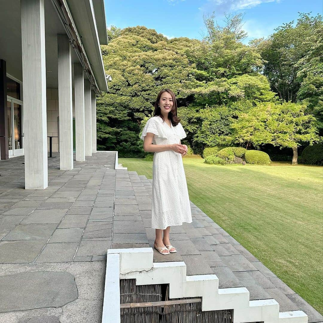 守永真彩のインスタグラム：「. . 先日、フランス大使公邸に行ってまいりました🌿 (今月2回目🧚🏻‍♀️)  🇫🇷フレンチ ウォッチ＆ジュエリー デイズ 展 FRENCH WATCHES & JEWELRY DAYS IN TOKYO   🕰️🕰️🕰️ フランスで腕時計の都と称される、スイスにほど近いフランシュ・コンテ地方のブザンソン。 ブザンソンの時計産業を受け継ぐフランスブランドが集結しておりました。  私が装着してる腕時計は @pierre_lannier_jp  ファッションに取り入れやすいシンプルかつ洗練されたデザイン✨ しかも腕も華奢に見えるので普段使いしたくなる時計でした😊 お値段も比較的リーズナブル。 この日は販売してなかったのですが、後日買おうか検討中です🤭🤍  💍💍💍 そしてフランスのヴァンドーム広場は高級宝飾の中心地💎 伝統的な職人技術で一つ一つ丁寧に作られた宝石は、もう芸術品そのもの。 いつまでも見つめていたくなるような輝きを放っておりました。   普段日本ではお目にかかれないようなフランスのジュエリーブランドも来ており、観ていて心躍りました💃✨  私の指につけている指輪は @jaubalet  薬指につけさせてもらったダイヤモンドの指輪は💍なんと200万円以上するとのこと...!!ひゃーすごい！笑 貴重な体験をさせてもらいました。  #フランス　#france  #腕時計　#指輪　#婚約指輪　#ご褒美指輪 @businessfrance_japan」