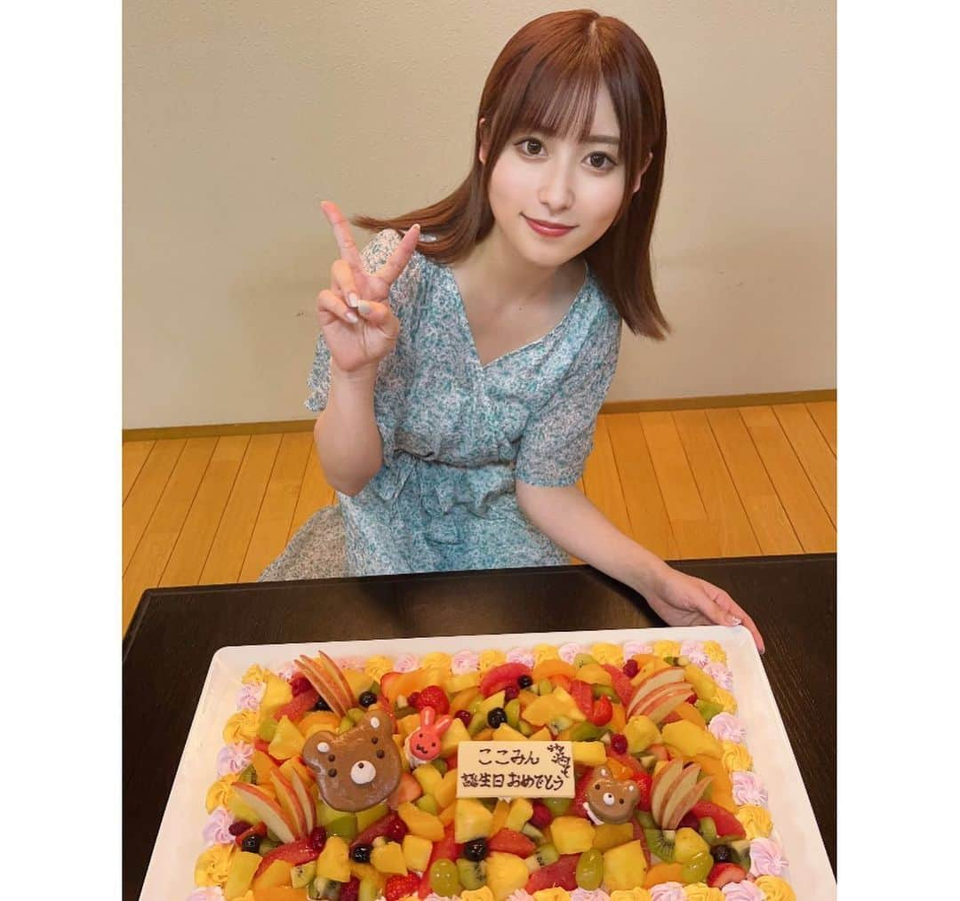 成瀬心美さんのインスタグラム写真 - (成瀬心美Instagram)「🎂  ニコーリフレのスタッフさんが 撮ってくれた写真って いつもイベント楽しんでる感じが 自分で振り返れて好きなんだー🥰  宴会では皆と色々話したり 一緒に飲んだり食べたり、、 相変わらず楽しい時間でした✨  普段のイベントだとなかなか ゆっくり話せたりしないから🥺 貴重な時間でした💫  そして、ニコーリフレさんから めちゃくちゃ豪華な お誕生日ケーキまで いただいてしまいました🥹✨  大好きなシャインマスカットがのっていたので とりあえずそれは ぜーーーーんぶ私が食べました😋笑  そして、みんなでおっきなケーキを分けて 食べたりしたよ♡  お誕生日の時とかって ファンのみんなと一緒に ケーキ食べることあまり経験なかっ  とても嬉しかった🥰  みんなは楽しんでくれたかな？ また早くお話したいな。  帰りはファンの方がおすすめしてくれた ウニ食べ比べ丼食べました😏✌️ いいだろ😏😏  いくらまでのせちゃったりして😏🫰  すぐなくなりそうだったから 一口食べる毎に お箸置いて、ゆっくり味わって食べました。笑  贅沢したーーー！！！！  北海道大好きだー！！！！！」7月25日 14時23分 - coco3ndazo