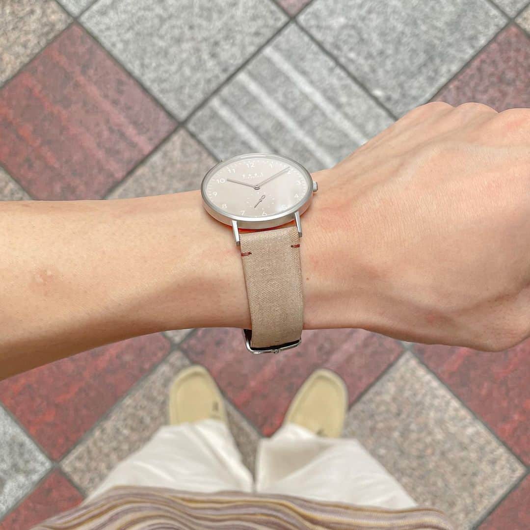 Maker's Watch Knotさんのインスタグラム写真 - (Maker's Watch KnotInstagram)「. こんにちは！ 京都ギャラリーショップの竹村です⛩️  夏も ベージュやブラウン系カラーを良く着る僕が 同系色で合わせる際のオススメカスタマイズをご紹介します☀️  時計は 優しいニュアンスカラーが特徴 アラビックインデックスのスモールセコンド。  ストラップは 岡山の染色加工会社の［セイショク株式会社］が手掛けた アップサイクル素材をストラップにした【NUNOUS（ニューノス】@nunous_jp   日本の繊維製品は品質が高い反面。 少しの傷などで規格外品になってしまっているものもあります。  そこにフォーカスを当て アップサイクル素材でありながらも 木目のように美しいストラップ。  １つとして同じ柄が無いことも特徴で 少し遊びを効かせたい時には、もってこいの一本です🙋🏼‍♂️  腕が見える季節だからこそ 色んなストラップで遊びたいですね◎  是非皆さんも 店頭にてカスタマイズ試しください。  ご来店お待ちしております！  時計:スモールセコンドアラビック（CS-36ASVBE） ストラップ:NUNOUS（TSN-16BR） バックル:EB-16SV  #knotwatch  #watch #wristwatch #madeinjapan #ノット  #時計 #腕時計  #国産時計  #カスタムオーダー  #京都  #kyoto  #河原町　#kawaramachi  #三条 #sanjyo #kyotojapan   #京都観光　#kyototrip #kyototravel  #japantravel  #japantrip #손목시계  #手表　#手錶　#맞춤형　#定制　#교토」7月25日 14時32分 - makers_watch_knot