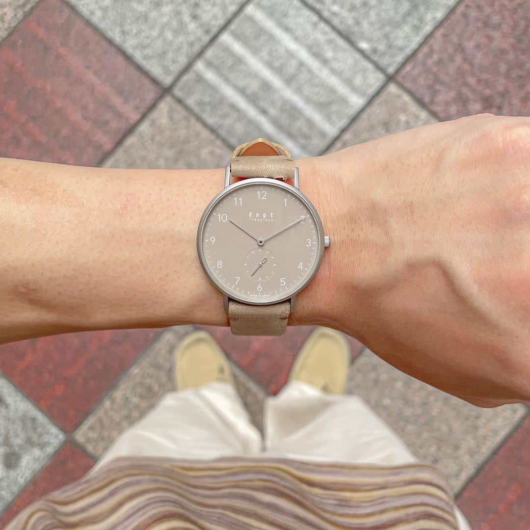 Maker's Watch Knotさんのインスタグラム写真 - (Maker's Watch KnotInstagram)「. こんにちは！ 京都ギャラリーショップの竹村です⛩️  夏も ベージュやブラウン系カラーを良く着る僕が 同系色で合わせる際のオススメカスタマイズをご紹介します☀️  時計は 優しいニュアンスカラーが特徴 アラビックインデックスのスモールセコンド。  ストラップは 岡山の染色加工会社の［セイショク株式会社］が手掛けた アップサイクル素材をストラップにした【NUNOUS（ニューノス】@nunous_jp   日本の繊維製品は品質が高い反面。 少しの傷などで規格外品になってしまっているものもあります。  そこにフォーカスを当て アップサイクル素材でありながらも 木目のように美しいストラップ。  １つとして同じ柄が無いことも特徴で 少し遊びを効かせたい時には、もってこいの一本です🙋🏼‍♂️  腕が見える季節だからこそ 色んなストラップで遊びたいですね◎  是非皆さんも 店頭にてカスタマイズ試しください。  ご来店お待ちしております！  時計:スモールセコンドアラビック（CS-36ASVBE） ストラップ:NUNOUS（TSN-16BR） バックル:EB-16SV  #knotwatch  #watch #wristwatch #madeinjapan #ノット  #時計 #腕時計  #国産時計  #カスタムオーダー  #京都  #kyoto  #河原町　#kawaramachi  #三条 #sanjyo #kyotojapan   #京都観光　#kyototrip #kyototravel  #japantravel  #japantrip #손목시계  #手表　#手錶　#맞춤형　#定制　#교토」7月25日 14時32分 - makers_watch_knot