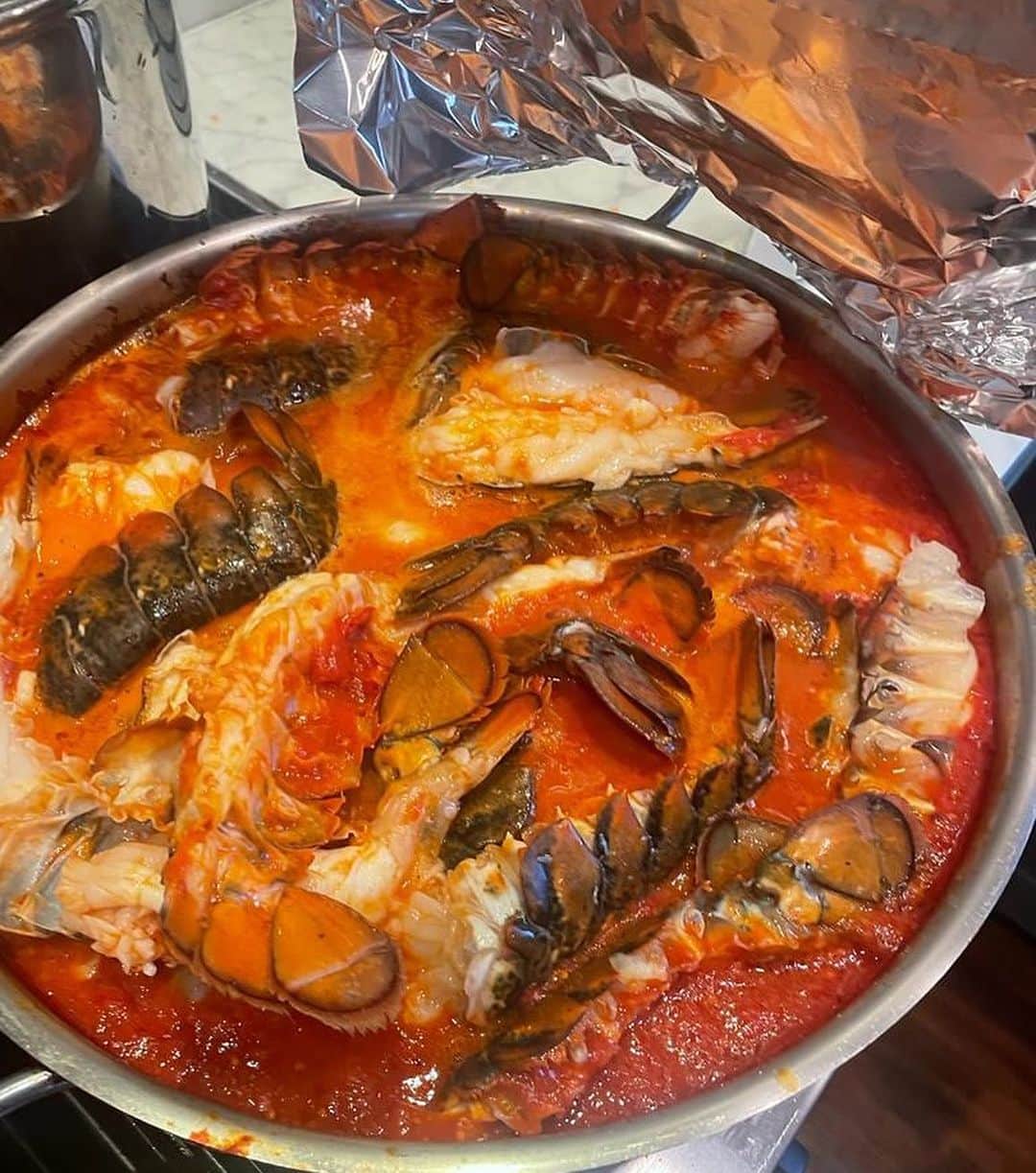 ジャーダ・デ・ラウレンティスさんのインスタグラム写真 - (ジャーダ・デ・ラウレンティスInstagram)「@auntraffy is happiest when making lobster pasta 😜」7月25日 5時37分 - giadadelaurentiis