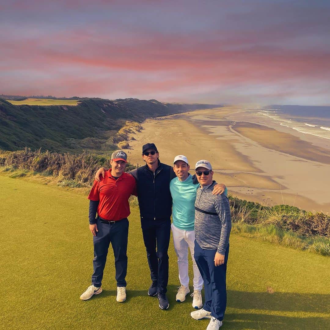 アダム・センのインスタグラム：「An epic boys trip for the books. Checked another golf adventure off the bucket list.  @bandondunesgolf   @cobragolf  @vesselgolf  #golf」