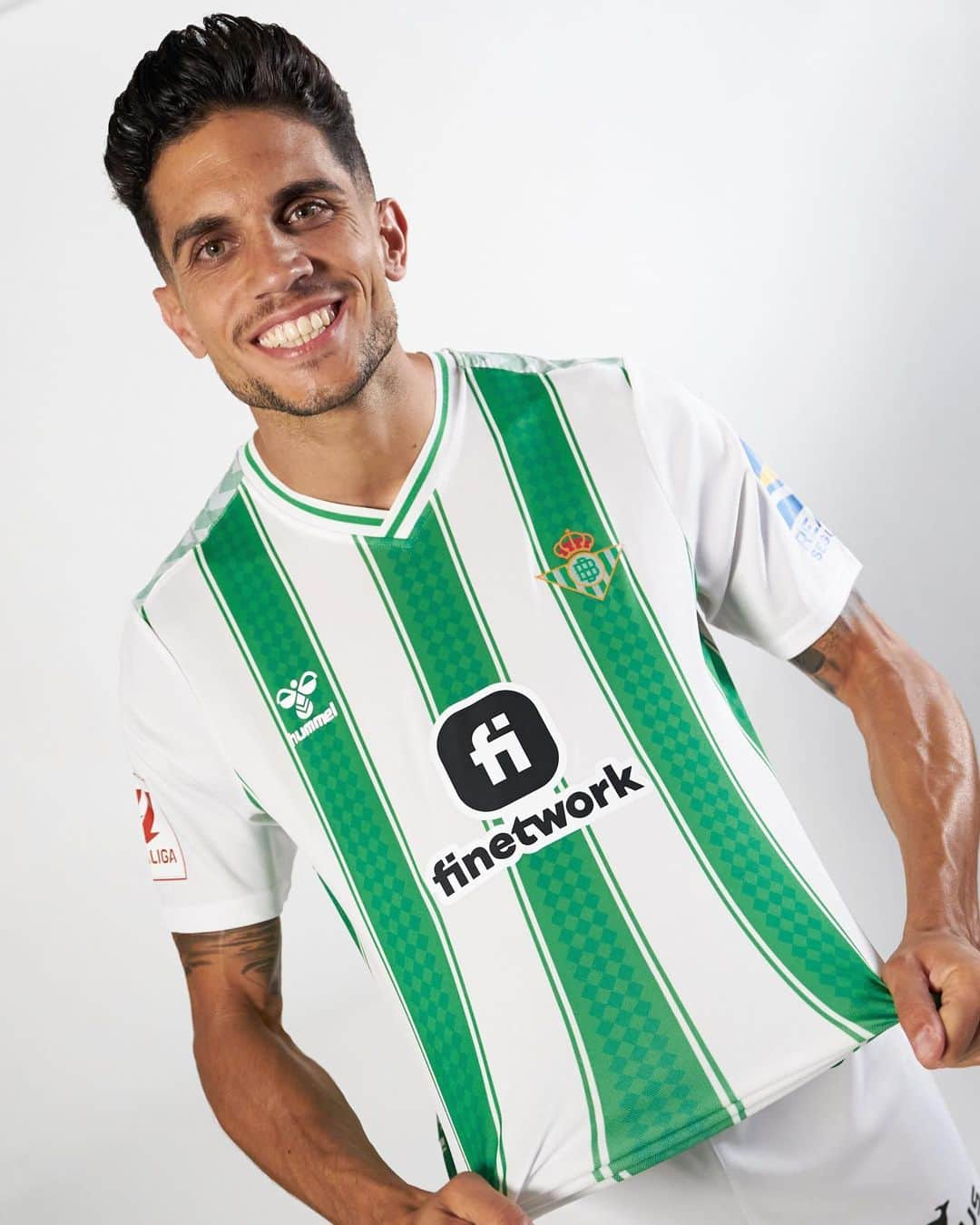 マルク・バルトラのインスタグラム：「YA ESTOY EN CASA DE NUEVO 😃💚 Pura felicidad, alegría, compromiso, ganas, ilusión…!!! Cuanto te he echado de menos… 🥹💫 MUSHO BETIS!!!!」