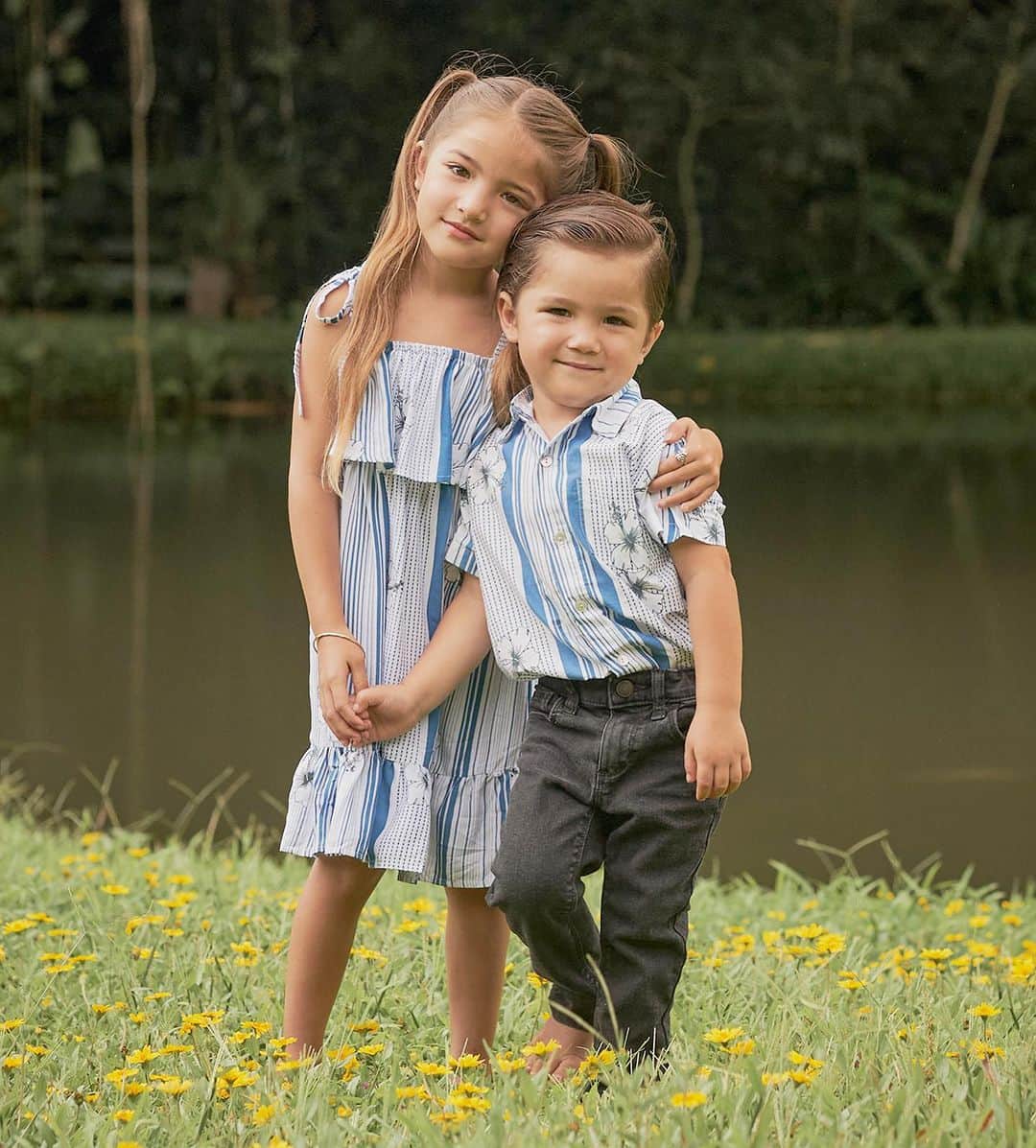 のインスタグラム：「Matching clothes double your smiles @angelsbythesea  一緒だから笑顔も二倍に  お揃いのお洋服で ご家族の記念日やお出掛けをより楽しく  Matching clothes make family anniversaries and outings more memorable.  👗Hibiscus Collection from @angelsbythesea  📸 @julesandbrave Thank you💕 📍 Kailua, Hawaii  @angelsbythesea has been Hawaii’s resort fashion brand based in Honolulu, Hawaii, since 2010. Please visit our online store 🌺www.angelsbytheseahawaii.com Owner Designer Nina Thai (Miss Waikiki) @nina_bythesea (日本語勉強中📚🙇🏻‍♀️) Please feel free to tag your pic for a chance to be featured!  ハワイのリゾートファッション、 エンジェルズバイザシー はミスワイキキである Nina Thai によって作られたハワイオリジナルファッションブランドです🌴日本語ウェブサイトはこちら www.angelsbytheseahawaii.jp  ハワイやリゾートファッションが好きな人は是非私達のアカウントをフォローして下さい🙌また私達の商品をポストする際にタグ付けしていただいたら私達からリポストされるチャンスがあります  #angelsbytheseahawaii #angelsbythesea #resortwear #hawaii #waikiki #matchingoutfits #matchymatchy #mommyandme  #ハワイ #ワイキキ #カイルア #ラニカイビーチ #シンプルコーデ #エンジェルズバイザシーハワイ #エンジェルズバイザシー #リゾートファッション #ハワイ限定 #リンクコーデ #家族コーデ #하와이스냅 #하와이허니문스냅」