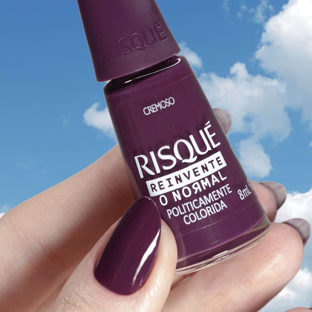 Risqueのインスタグラム：「Rejeite as normas que nos engavetam. 😉 O vidrinho Politicamente Colorida é um roxo cremoso para você expressar todas as suas cores, sem estereótipos, com muitas nuances e sonhos.  Compre o seu no link da bio.  📷 @daniele_honorato / @unhabonita  #EsmaltesRisqué #RisquéOficial #RisquéReinventeONormal」