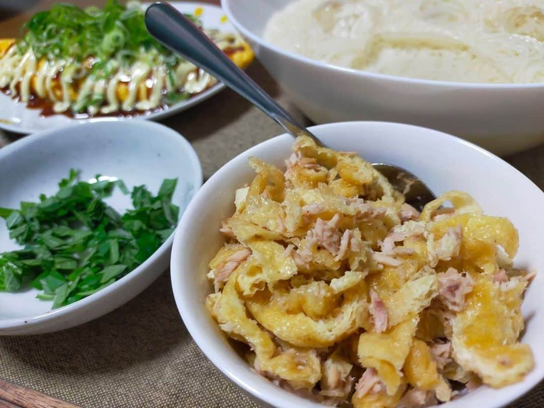 大河壮太さんのインスタグラム写真 - (大河壮太Instagram)「夕ご飯  もう何度目か分からないぐらいの素麺  薬味盛りだくさん ネギ、大葉、茗荷、ツナと油揚げ。  もう一品とんぺい焼き  2人で4束ペロリ  大葉、ネギ、茗荷で大体150円 あとは買い置きしてた食材 そうめんはいただき物  #夫婦飯 #宮城 #移住 #お野菜太郎 #素麺 #とんぺい焼き」7月25日 6時09分 - 0831taro