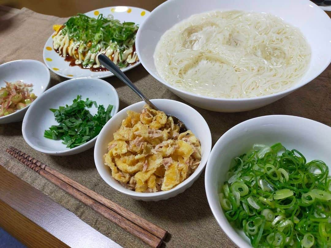 大河壮太のインスタグラム：「夕ご飯  もう何度目か分からないぐらいの素麺  薬味盛りだくさん ネギ、大葉、茗荷、ツナと油揚げ。  もう一品とんぺい焼き  2人で4束ペロリ  大葉、ネギ、茗荷で大体150円 あとは買い置きしてた食材 そうめんはいただき物  #夫婦飯 #宮城 #移住 #お野菜太郎 #素麺 #とんぺい焼き」