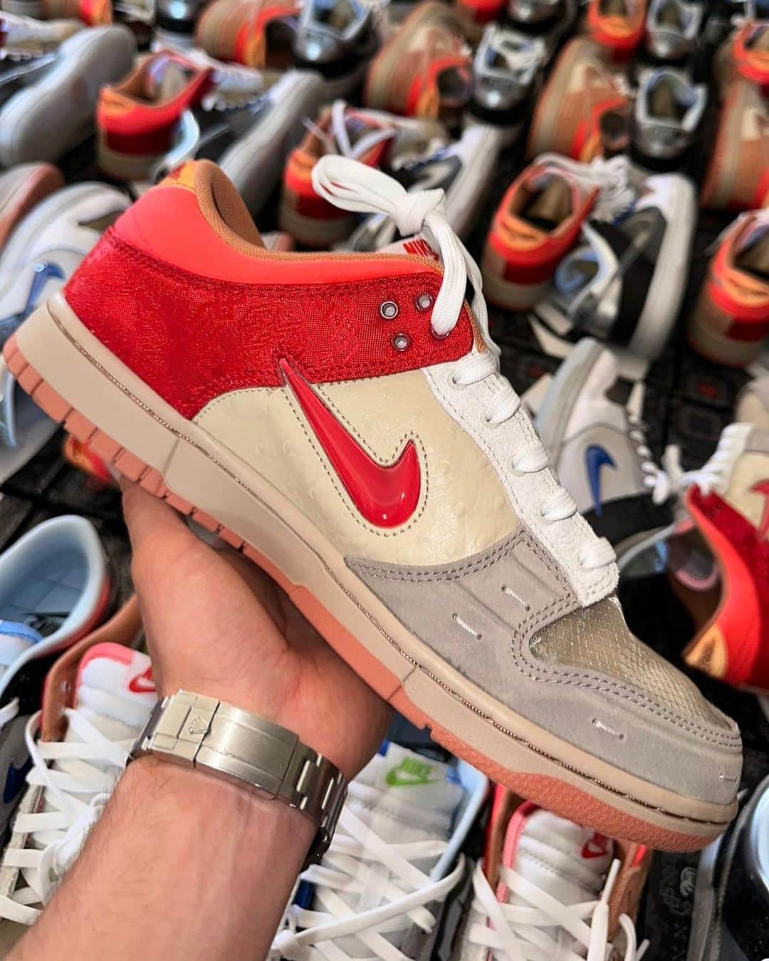 Nice Kicksさんのインスタグラム写真 - (Nice KicksInstagram)「CLOT founder @edisonchen reached out to @horhead_sales in shock over how many pairs of yet-to-be-released “What The Clot” Nike Dunks he had in-hand already 😳  The convo ended with Edison offering a Friends and Family pair to Horhead, with the latter stating Edison “respects the hustle.”   Should bulk reselling be rewarded? 🤨Should people just respect the hustle? 🤔 Will Nike ever do anything to prevent this? 👀  Let us know what you think? ⤵️」7月25日 6時30分 - nicekicks