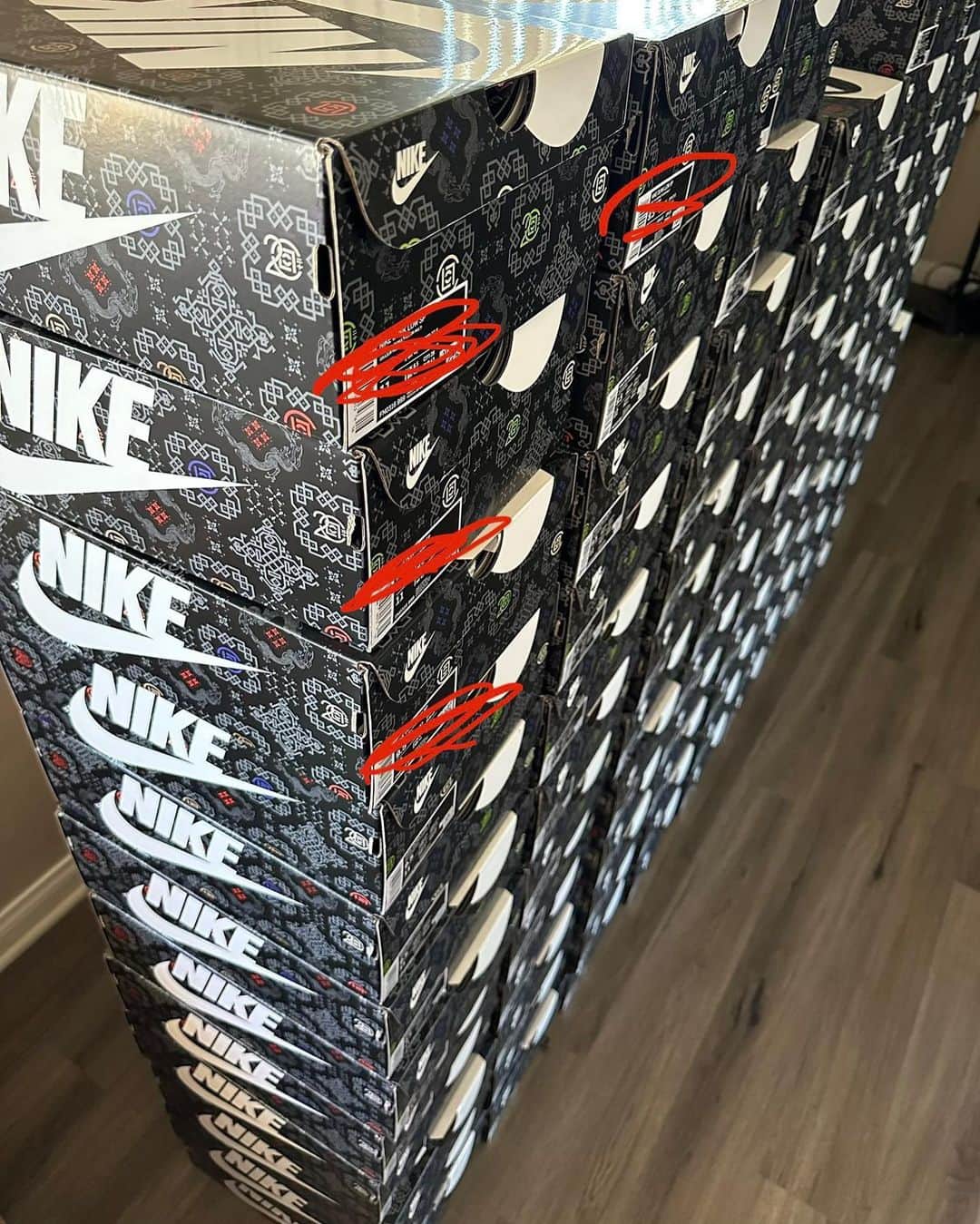Nice Kicksさんのインスタグラム写真 - (Nice KicksInstagram)「CLOT founder @edisonchen reached out to @horhead_sales in shock over how many pairs of yet-to-be-released “What The Clot” Nike Dunks he had in-hand already 😳  The convo ended with Edison offering a Friends and Family pair to Horhead, with the latter stating Edison “respects the hustle.”   Should bulk reselling be rewarded? 🤨Should people just respect the hustle? 🤔 Will Nike ever do anything to prevent this? 👀  Let us know what you think? ⤵️」7月25日 6時30分 - nicekicks