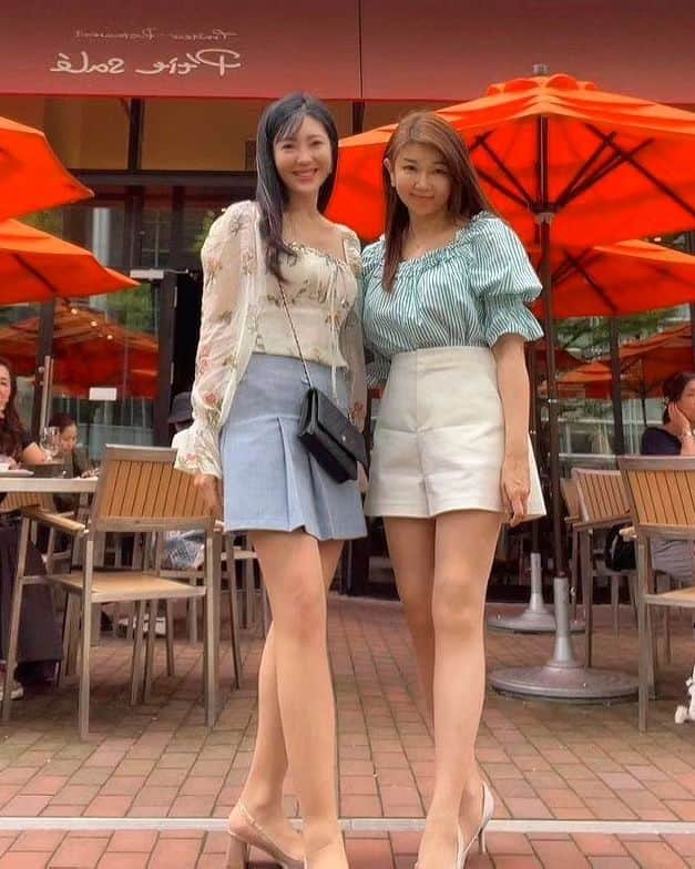 今堀恵理のインスタグラム：「先日の北海道ゴルフ旅行⛳ 北海道のお友達。可愛い @kasuhime__  ちゃんと札幌でデート❤  赤レンガテラスにて 『プティ・サレ』でランチ 『Pancakedining & Bar MagMell Sapporo』でパンケーキ 食べに行きました🎶 色々教えてもらったりしてどんどん夢が膨らみました  美脚のSAYAKAちゃんもミニで来てくれて、打ち合わせしてないのに同じようなコーデで嬉しかった😆  私のコーデは @sheinofficial　@shein_japan 花柄ブラウス 10509344 ベージュサンダル 15167544  SHEINは Get your back-to-school looks on lock キャンペーン中 割引クーポン有ります：B2SJP006  #札幌 #北海道旅行 #FirstDayVibes #backtoshool #SHEINforAll #ad or #SHEINpartner」