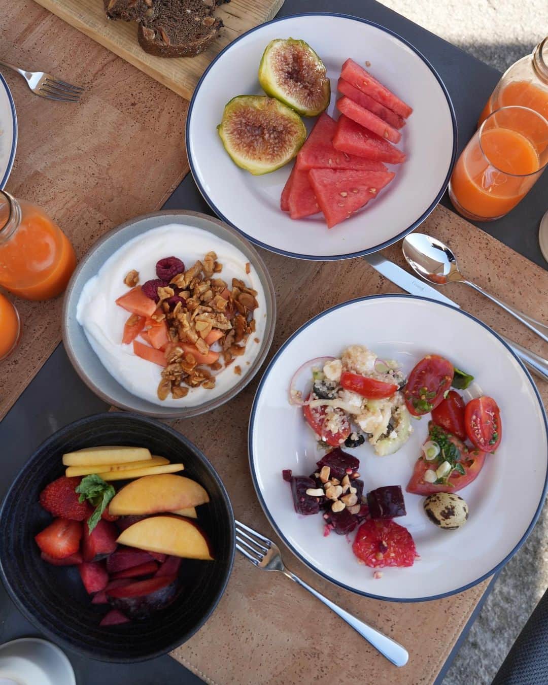 矢野未希子さんのインスタグラム写真 - (矢野未希子Instagram)「. ポルトガルで1番美味しいといわれているシックスセンスの朝ご飯🍽️ 本当にどれも美味しくて毎朝起きるのが楽しみに✨ メニューも豊富なので夜寝る瞬間は 明日は何食べる？と話すほど🫧 エッグベネディクトはパンと卵のバランス完璧。 使われてる野菜やフルーツは自家栽培のもので新鮮。 オレンジジュースの味濃厚🥺🍊  夫は3枚目のカリカリベーコンが世界一だという🥓 薄さ、カリカリさ、焦げすぎない綺麗な色は まさにカリカリベーコンキング👑 ゆで卵の種類もうずらがあるのが嬉しい👌 いやー、パンもスィーツも全部美味しいから 朝ごはん食べすぎちゃう🤤」7月25日 6時33分 - mikko1104