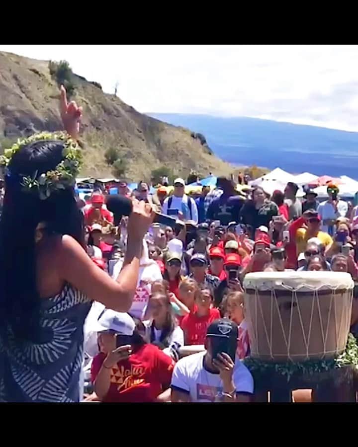 のインスタグラム：「This was from my visit to Mauna Kea back in 2019 where my offering, my ho’okupu, was the gift of song. PLEASE Help us protect #MaunaKea from being destroyed by the building of the thirty meter TMT telescope by signing the petition linked in my bio and story today.  We have to get over 13 thousand more signatures by August 1st!   #hawaii #protectmaunakea #kukiaimauna #musicmonday  @maunakeaeducationandawareness @protectmaunakea」