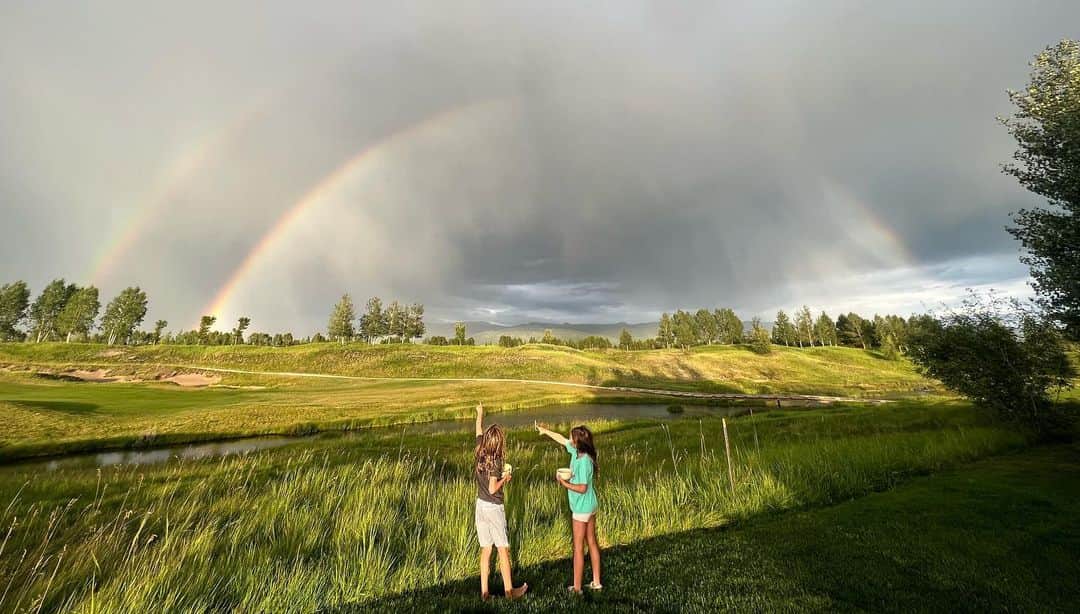 ダニエラ・ルーアさんのインスタグラム写真 - (ダニエラ・ルーアInstagram)「Joy x 2 🌈👦🏼👧🏼🌈 Alegria x 2 . #rainbow #nature #kids #son #daughter #arcoiris #natureza #filhotes #alegria #joy」7月25日 6時34分 - danielaruah
