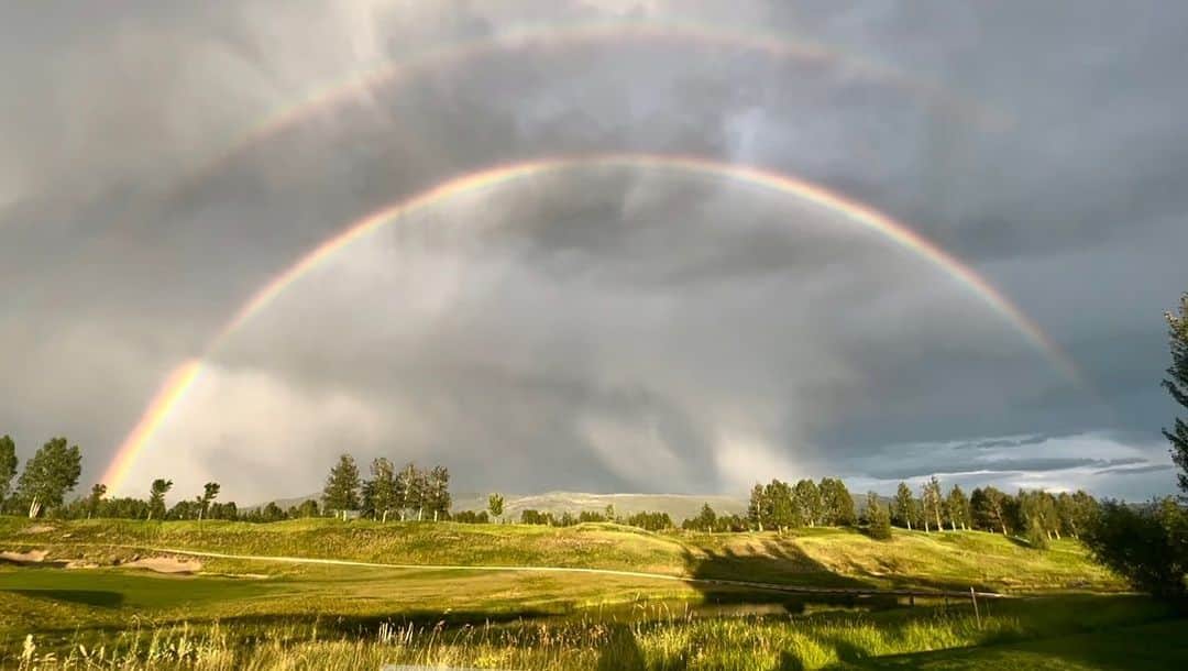 ダニエラ・ルーアさんのインスタグラム写真 - (ダニエラ・ルーアInstagram)「Joy x 2 🌈👦🏼👧🏼🌈 Alegria x 2 . #rainbow #nature #kids #son #daughter #arcoiris #natureza #filhotes #alegria #joy」7月25日 6時34分 - danielaruah