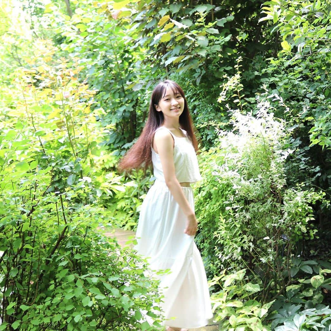 のインスタグラム：「good morning🍀 ・ ・ #goodmorning  #greenphotography  #naturephotography  #morningscenes  #girlportrait #actress #actor #girl #photography #portrait #japanesegirl #portraitphotography #daily_phot_jpn #japan_daytime_view」