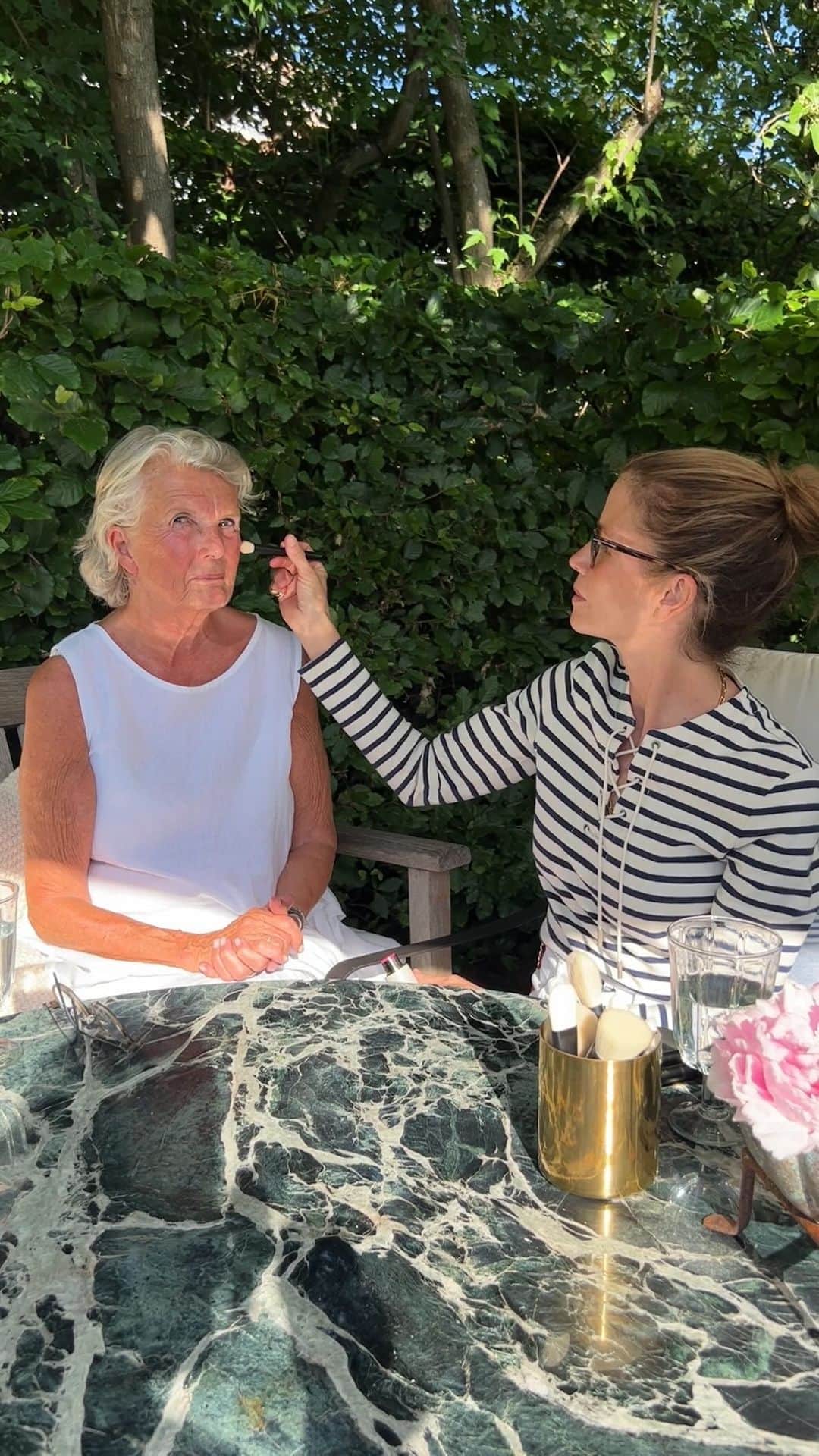 のインスタグラム：「Makeup fun with the incredible Lill-Ann, founder of @gimleparfymeri, in her garden! 😍🌷  I loved combining Liquid Super Loaded in Peau de Soleil + Baby Cheeks Blush in Poppet to instantly brighten her sun-kissed skin. ☀️💕」
