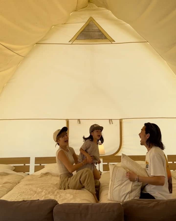 長谷川あやのインスタグラム：「・ 先日家族でお邪魔した 『Glamping＆Port 結』が 最高すぎたってお話🧑🏼👧👱‍♂️✌️💕 @glampingportyui  東京から車で約2時間!! 一面に茶畑が広がる 旧島田市立湯日小学校の跡地にできた グランピング施設✨  プールや体育館で 廃校リノベーションならではの アクティビティも充実していて 1日じゃ足りないぃ🥺‼️‼️  校舎内のプレイルームでは ダーツ、卓球、ビリヤード、ピアノもあって 気づいたら大人達が本気でバトル しているなんてことも、、、🧑🏼👱‍♂️⚡️笑  今回泊まったオペラテントは 天井も高くてとにかく開放的🥺💭 デッキスペースに個別の食事スペースがあって 夕飯は静岡のご当地食材を中心に ここでしか味わえないグランピングBBQを🍖 （5枚目📷 あまりにも美味しそうに食べる2人👨👧笑）  敷地中央の透明ドームでは 飲み放題のソフトドリンクサーバーや なななんと生ビールまで😆🍺‼️ え、天国かな？？？笑  ワンちゃん同伴可能テント含め 計5種類の部屋タイプがあるので どんなメンバーでも快適に過ごすことができそう✨  シャワーブースの他大浴場 そして大自然の中でサウナも体験できるので アウトドア初心者の方や小さいお子様と一緒でも 安心してグランピングを楽しめるはず👏🥺 （タオル、歯ブラシ、アメニティ完備✨）  思いっきり体を動かして 思いっきり美味しいご飯を食べて 思いっきり爆睡して 全力でリフレッシュできた 最高の2日間でした😊✌️  #グランピングポート結#リゾグラ @resort.glamping_com @glampingportyui」