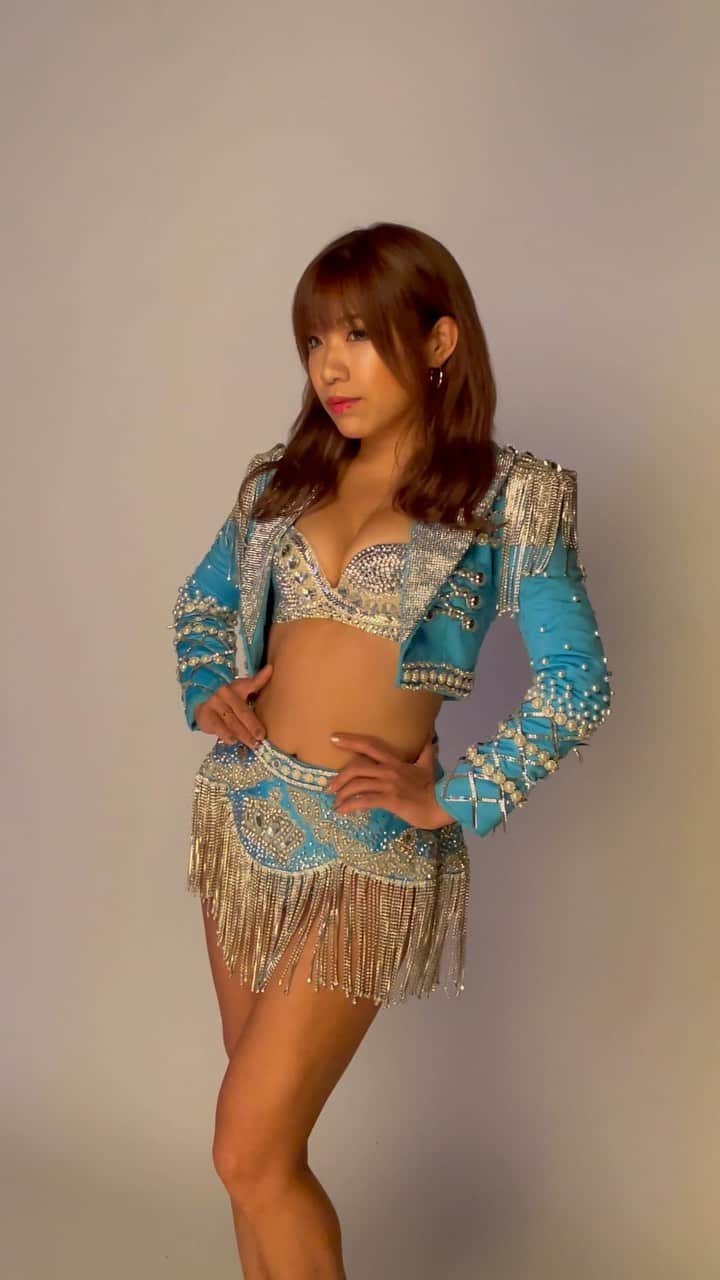 Senaのインスタグラム：「衣装撮影🩵🩵 バーレスクのキラキラな世界💎💠💎💠  . #撮影 #リール #リール動画  #バーレスクTS #バーレスク東京名古屋店 #バーレスク東京 #名古屋 #栄 #好きなことで生きていく #エンタメ活動を止めない #バーレスク #ショークラブ #ショーガール #ダンサー#バーレスクTSせな #インスタ映え #ギャル #黒ギャル #ポートレート  #burlesque #burlesquetokyo #showclub #showgirl #ınstagood #shotting」