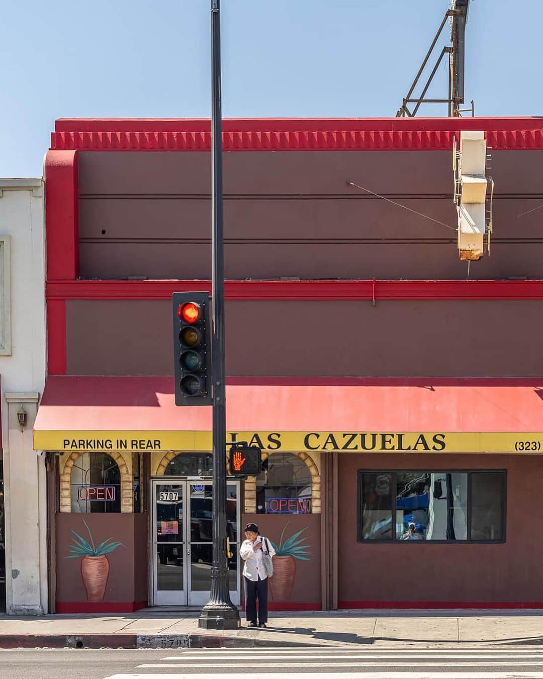 Eater LAさんのインスタグラム写真 - (Eater LAInstagram)「When Salvadoran restaurant and pupuseria Las Cazuelas (@cazuelashlp) opened on Highland Park’s North Figueroa Street in 1985, the neighborhood was strikingly different from how it looks today. The string of coffee shops and cocktail bars that now decorate the strip had not yet arrived. Highland Park Bowl (@highlandparkbowl), a trending bowling alley that was refurbished in 2016, was the punk rock music venue Mr. T’s. In the 38 years since, one thing has remained constant: Las Cazuelas still holds down the block, slinging pupusas that make for one of the most satisfying, affordable meals on Figueroa.  Click on the link in bio to read the full story written by Nicole Carullo (@nicolecarullo).  📸: @wonhophoto」7月25日 6時57分 - eater_la