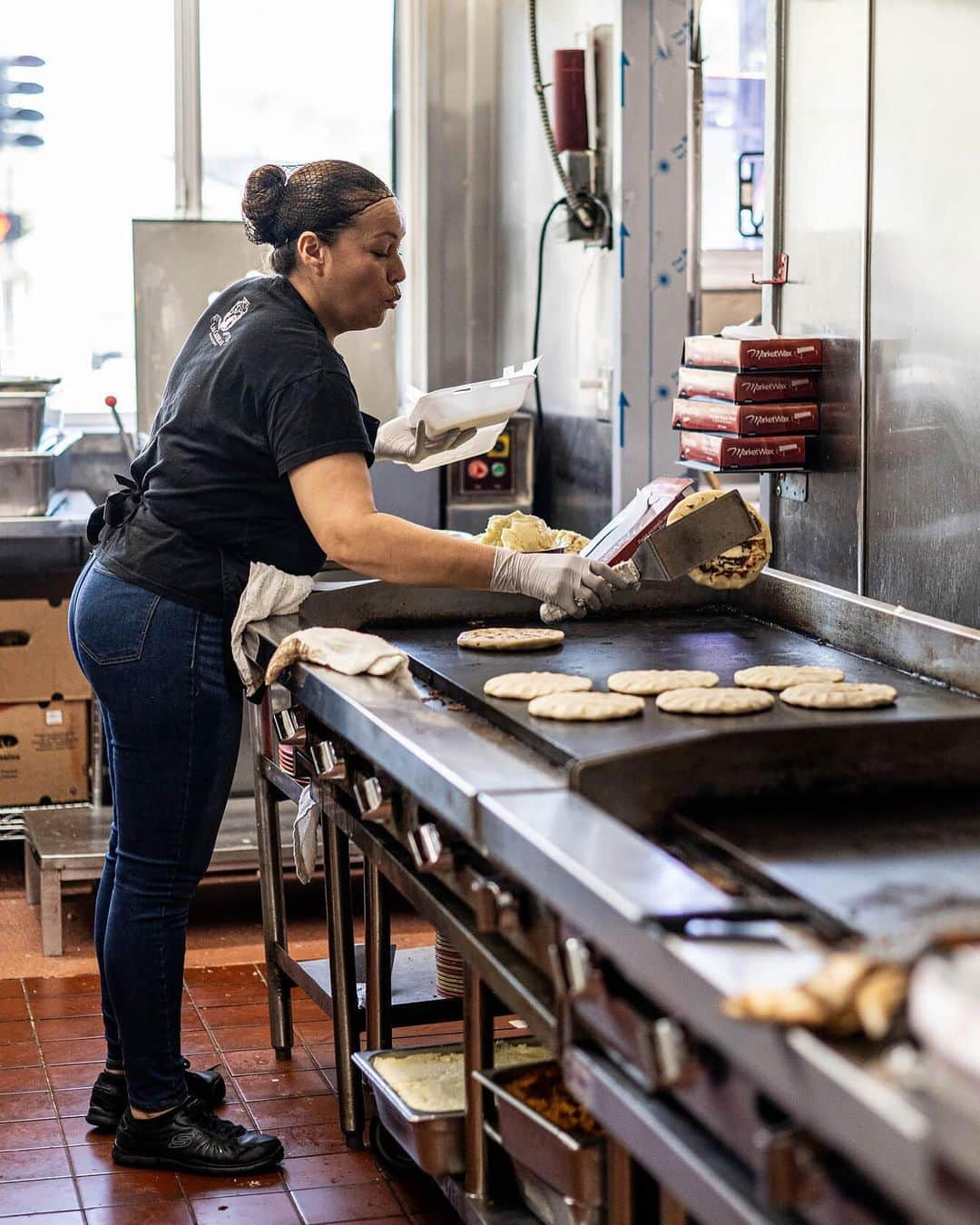 Eater LAさんのインスタグラム写真 - (Eater LAInstagram)「When Salvadoran restaurant and pupuseria Las Cazuelas (@cazuelashlp) opened on Highland Park’s North Figueroa Street in 1985, the neighborhood was strikingly different from how it looks today. The string of coffee shops and cocktail bars that now decorate the strip had not yet arrived. Highland Park Bowl (@highlandparkbowl), a trending bowling alley that was refurbished in 2016, was the punk rock music venue Mr. T’s. In the 38 years since, one thing has remained constant: Las Cazuelas still holds down the block, slinging pupusas that make for one of the most satisfying, affordable meals on Figueroa.  Click on the link in bio to read the full story written by Nicole Carullo (@nicolecarullo).  📸: @wonhophoto」7月25日 6時57分 - eater_la