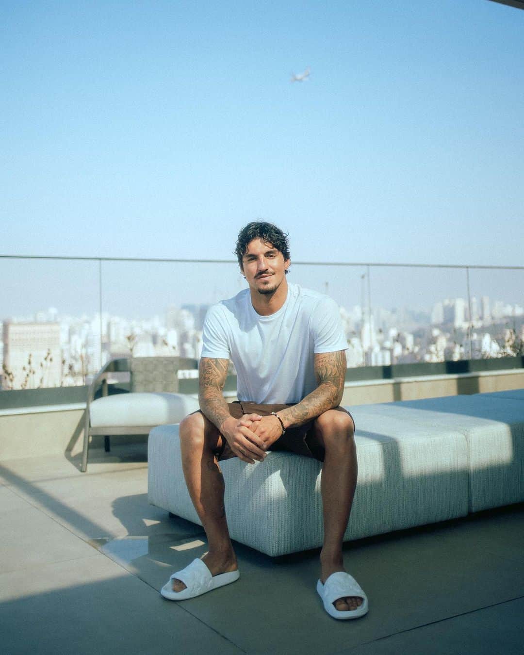 ガブリエル・メディーナのインスタグラム：「O meu estilo de vida me faz conhecer lugares incríveis, mas não há nada melhor do que voltar para casa, e graças à @jflliving, agora eu tenho duas.  Minha casa em São Paulo.💙」
