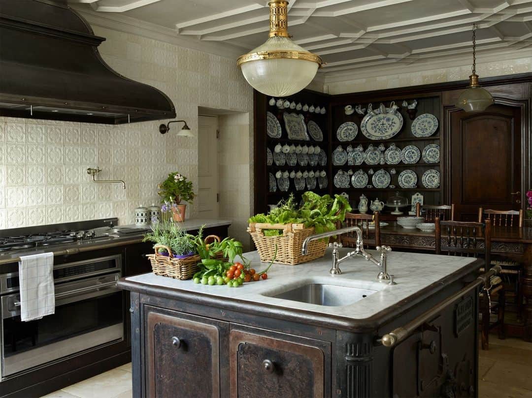 ELLE DECORさんのインスタグラム写真 - (ELLE DECORInstagram)「In the moody cookery of this grand London mansion, history repeats itself in the best of ways, thanks to ELLE DECOR A-List firm Studio Peregalli. The island is made from a 19th-century cast-iron stove and topped with Carrara marble. The pendant light is early-20th-century French, and the walls are lined with 19th-century Portuguese tiles.  To see inside the rest of this grand London manse, as shown in the ELLE DECOR archive, click the link in bio. Written by @iangphillips. Styled by @zcynthiaefrank. Photographed by @simonuptonphotos.」7月25日 7時00分 - elledecor