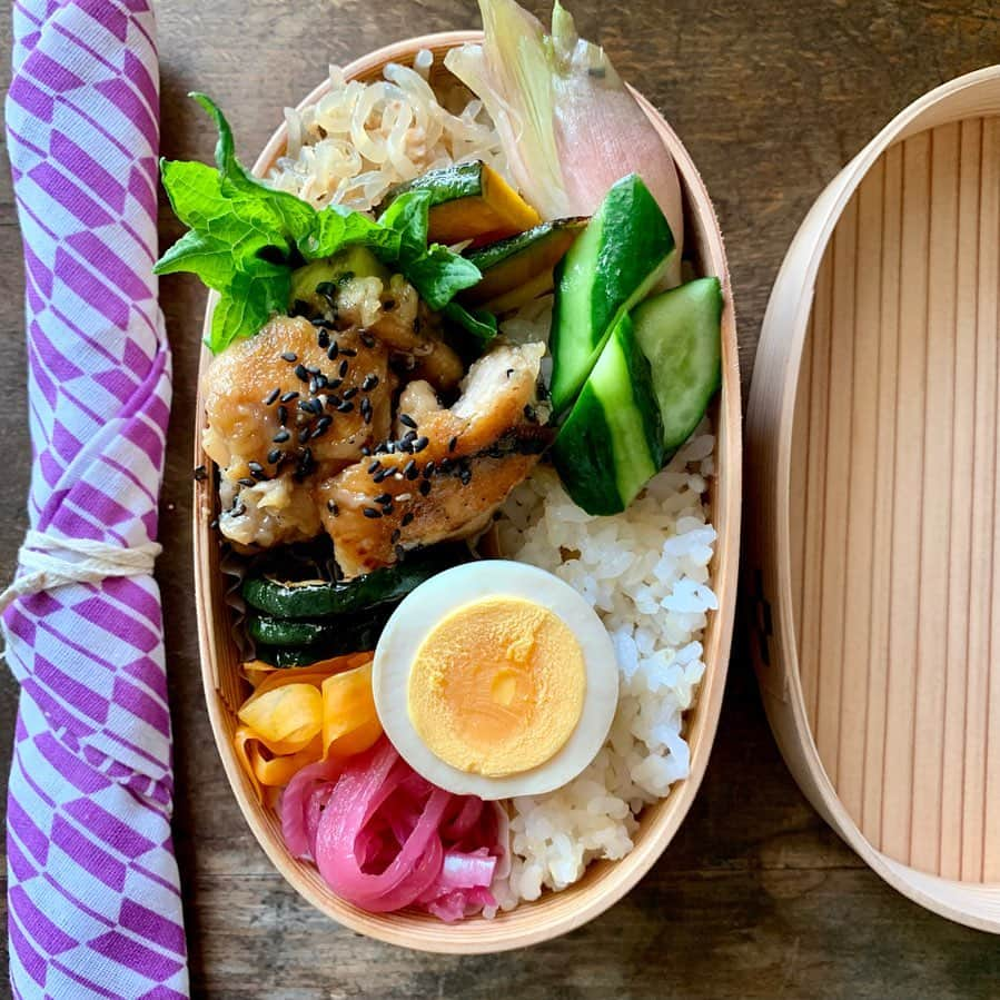 aya*** のインスタグラム：「⁡ ⁡ 2023.7.25 Tuesday ⁡ おはようございます🌤️ ⁡ #今日のお弁当 🍱 ○甘辛ごまチキン ○味玉 ○糸こんにゃくのツナごま炒め ○かぼちゃの焼き浸し ○ズッキーニのポン酢焼き ○人参の炒めナムル ○紫玉ねぎのマリネ ○玄米+茗荷ときゅうりの浅漬け ⁡ 　 昨日のわたくしのマヌケっぷりは↓ キャプションの日付けが先週の金曜日のままやったり、 お品書きに同じメニューを２つ(それも"なす"と"ナス"の2パターン)書いたり笑 そんなことに気がついたのがすっかり日も暮れた夜… 寝不足にも程があるね😇 ⁡ ⁡ #自分弁当#おうちごはん#お弁当作り#フーディーテーブル#ごはん#おうちごはんlover#お弁当 #お弁当記録#お昼ごはん#昼ごはん #常備菜#作り置き#おべんとう#弁当#わっぱ#暮らし#一人暮らし#ごはん記録#ひとりごはん#料理#料理記録#日常#oben365#IGersJP#Japanesefood#foodpic#aya_ayaOben#lunchbox」