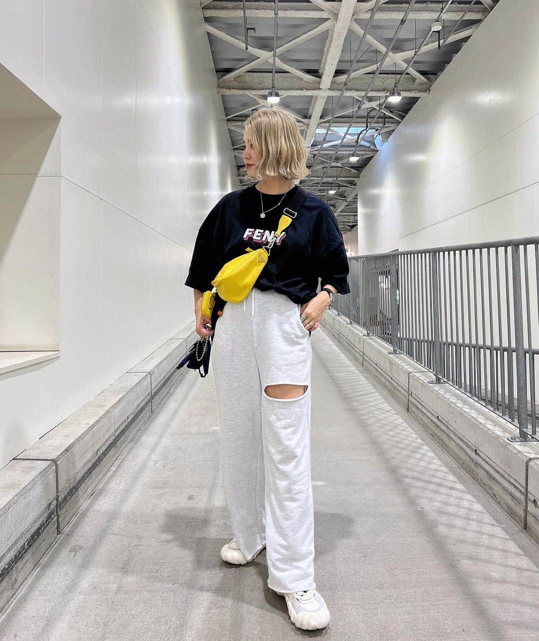 natsupoo0315のインスタグラム：「おはようございます😚  今日から夏休みやから 気合いいれてコストコ🛒🥐  tee #nikoand pt #grl sneaker #onitsukatiger   グレイルパンツ去年から引きつづき おきにいりなやつ😍  髪の毛モノトーンいれたら 夏っぽくなった🌻🍉 今年の夏は漫喫したい〰︎ みんな誘ってね🥹←他力本願  #グレイル#ダメージカットオフワイドスウェットパンツ#ロゴt#fishseddy#オニツカタイガー#dentigrels #大人カジュアル#カジュアル#高身長#高身長コーデ#メンズライク#骨格ナチュラル#カジュアルコーデ#オーバーサイズ」