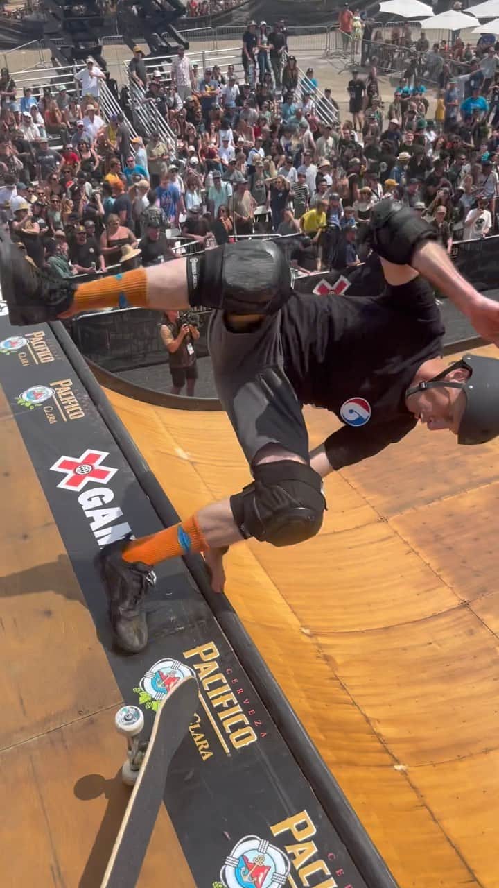 トニー・ホークのインスタグラム：「After-buzzer slammer from yesterday’s best trick event: My plan was to do an invert on the surfboard then move on to this trick (which I’ve only made once, check my stories): nollie 3 shuv blunt to fakie. But I couldn’t get consistent setup airs for the invert so I ran out of attempts. Not that it would have changed anything; I was just happy to be in the mix… and happy to be sliding on my back, apparently.  🎥: @tweestopher」